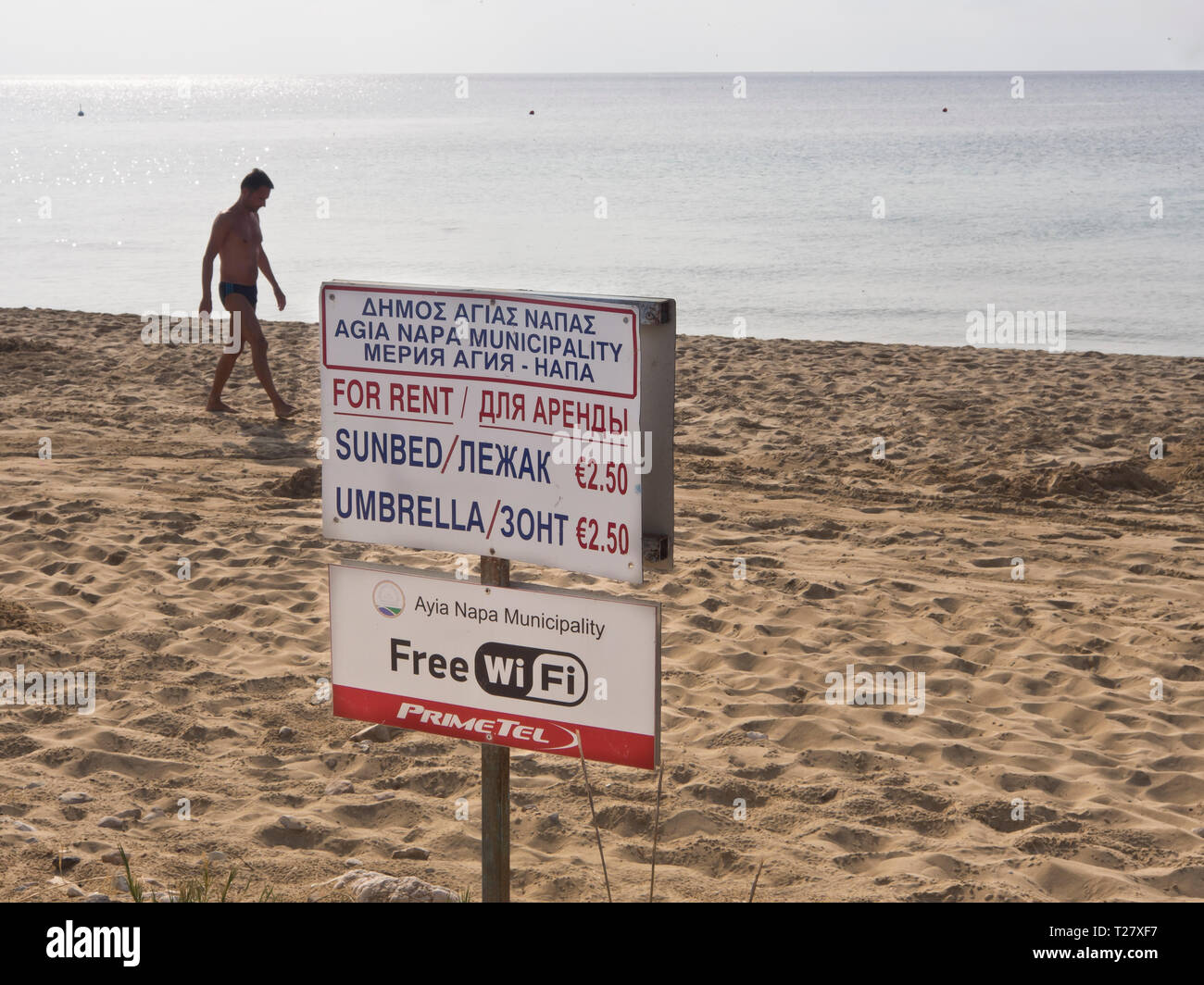 Informationen Zeichen, eine Sonnenliege und Sonnenschirm zu mieten om den Strand im Ferienort Ayia Napa Zypern, WiFi kostenlos von der Gemeinde angeboten Stockfoto