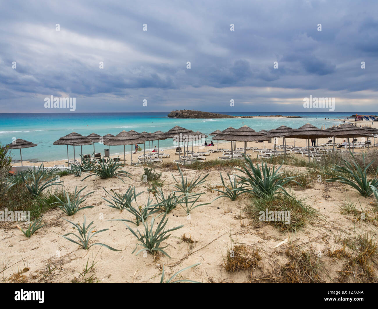Nissi Beach in Ayia Napa auf Zypern, ein Favorit unter den Touristen, Herbststurm Wolken über dem Meer Stockfoto