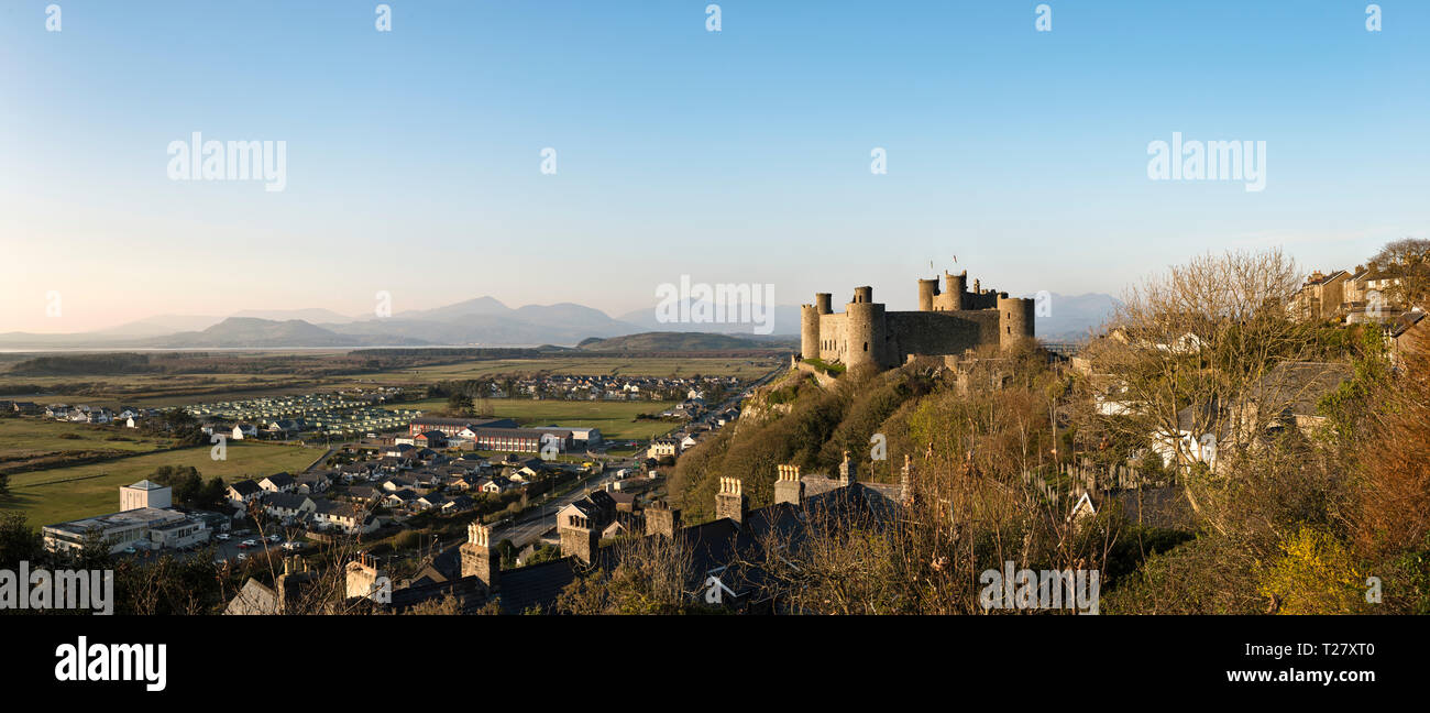 Panoramablick von Harlech Castle, Gwynedd, North Wales, UK. Es wurde von König Edward gebaut, in dem ich 1282, mit Blick auf die Stadt und die entfernten Halbinsel Llŷn Stockfoto