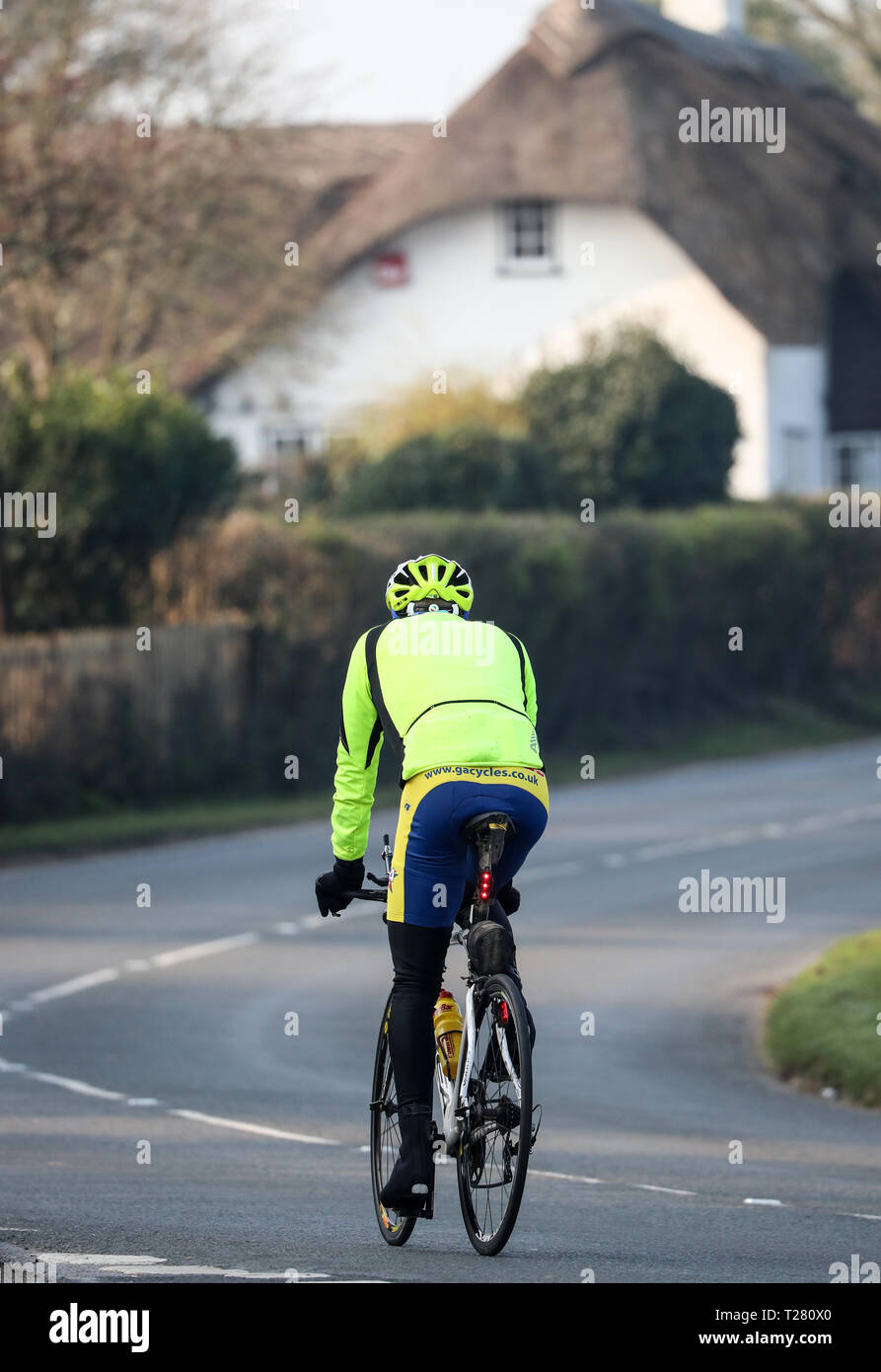Ein Radfahrer Radfahren durch das Dorf von Beaulieu im New Forest Hampshire Stockfoto
