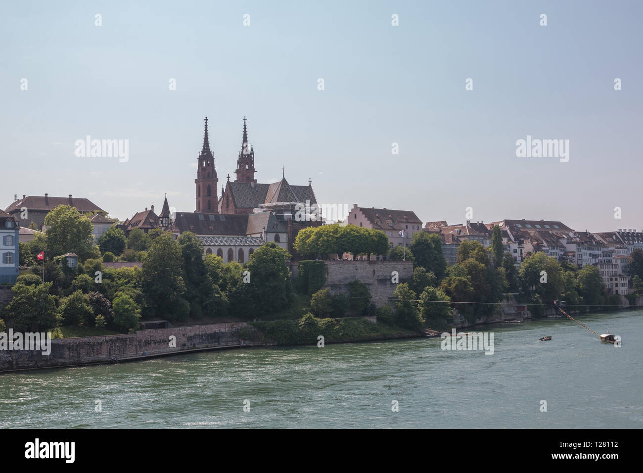 Basel, Schweiz - 23. Juni 2017: Blick auf Basel Stadt und Rhein, in der Schweiz, in Europa. Menschen schwimmen im Wasser. Landschaft Sommer, Sonne Wetter, Stockfoto