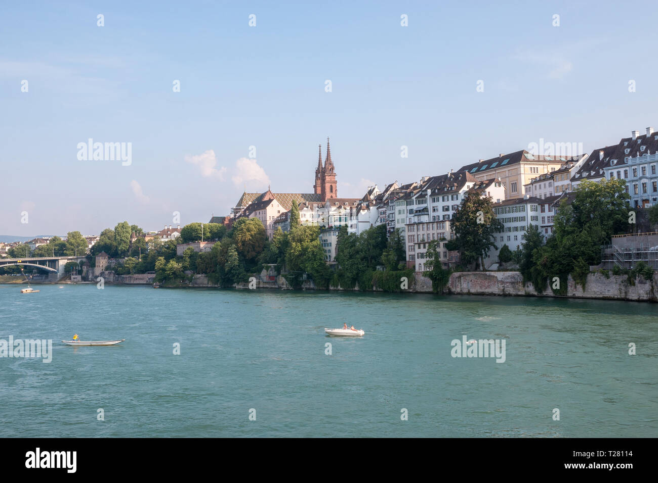 Basel, Schweiz - 23. Juni 2017: Blick auf Basel Stadt und Rhein, in der Schweiz, in Europa. Menschen schwimmen im Wasser. Landschaft Sommer, Sonne Wetter, Stockfoto
