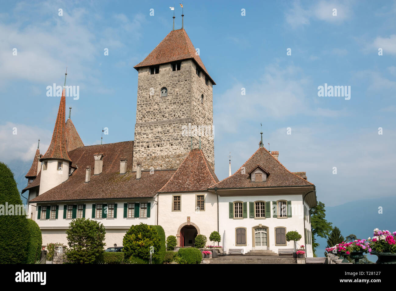 Spiez, Schweiz - 24. Juni 2017: Blick auf das Schloss Spiez - Lebendiges Museum und Park, Schweiz, Europa. Es ist ein Schweizer Weltkulturerbe der Nationalen signif Stockfoto