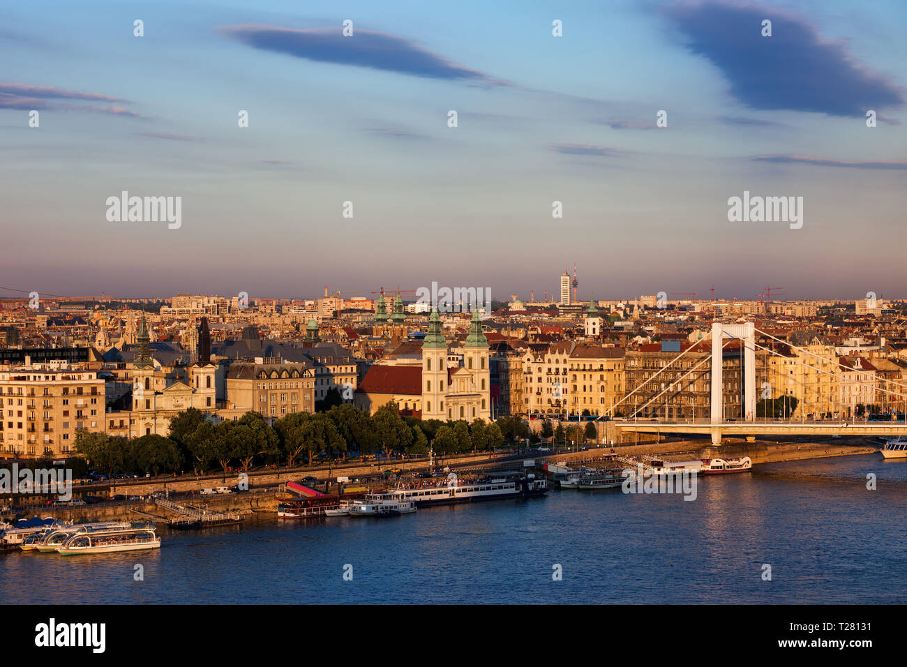 Stadt Budapest bei Sonnenuntergang in Ungarn, Blick von der Donau Stockfoto