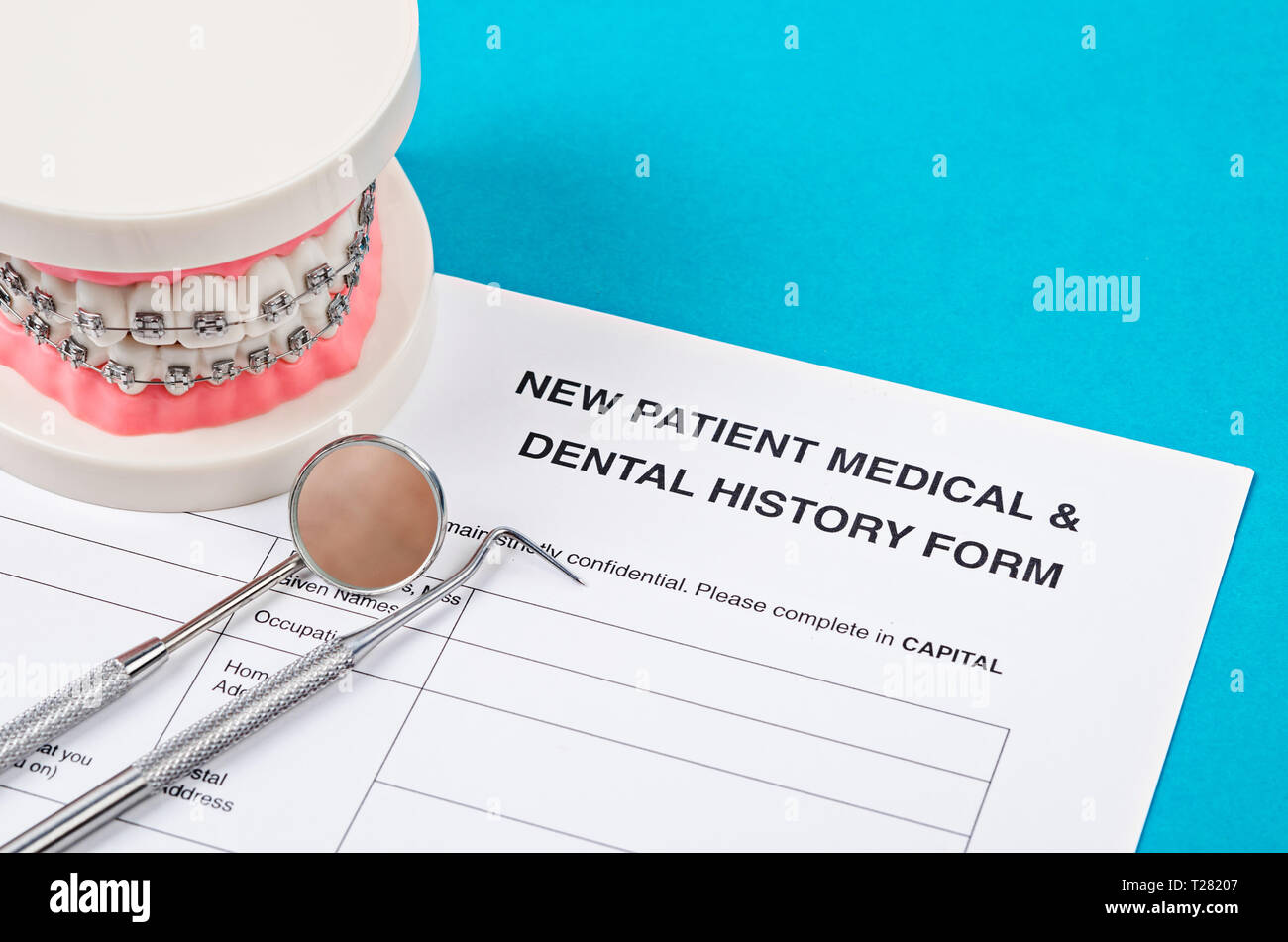 Neuer Patient medizinische Form mit Modell Zahn und zahnärztliche Instrumente. Zahnmedizinische Gesundheit und Zähne Pflegekonzept. Stockfoto