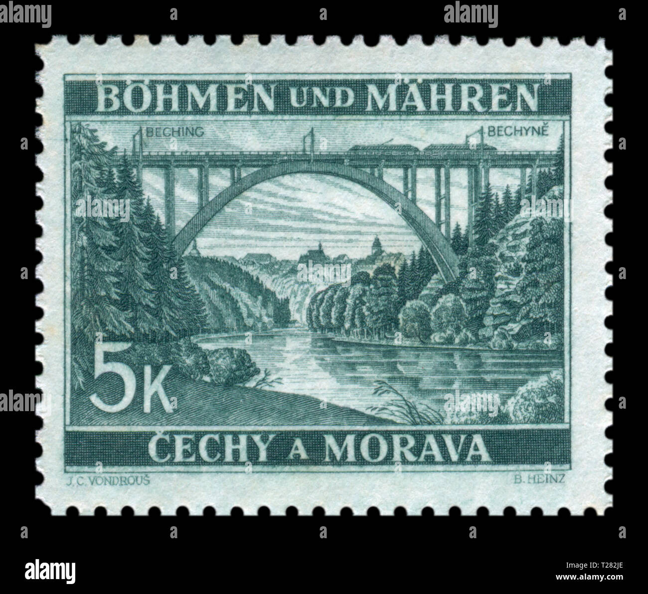 Tschechoslowakische historische Stempel: Böhmen und Mähren - Lokale Motive, hohe Bahn bogen Brücke über den Fluss in der Nähe der Stadt Bechin, 1940, Deutschland, DR Stockfoto