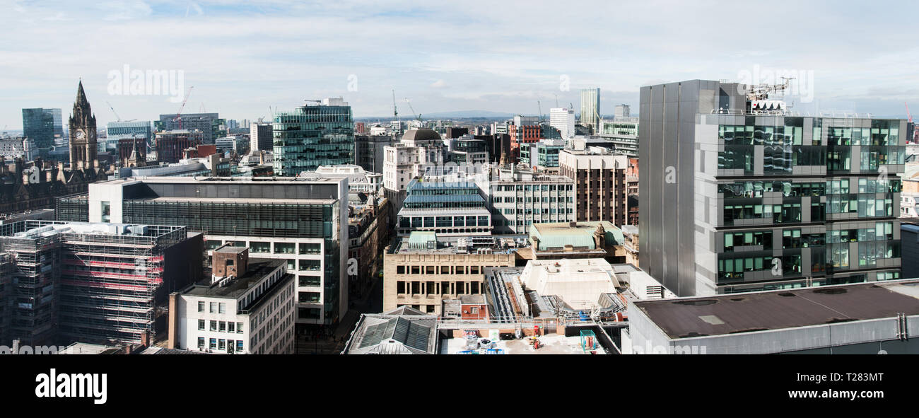 Um GROSSBRITANNIEN - einen Panoramablick von einem Gebäude auf Charlotte St. Manchester in Richtung Winter Hill. Stockfoto