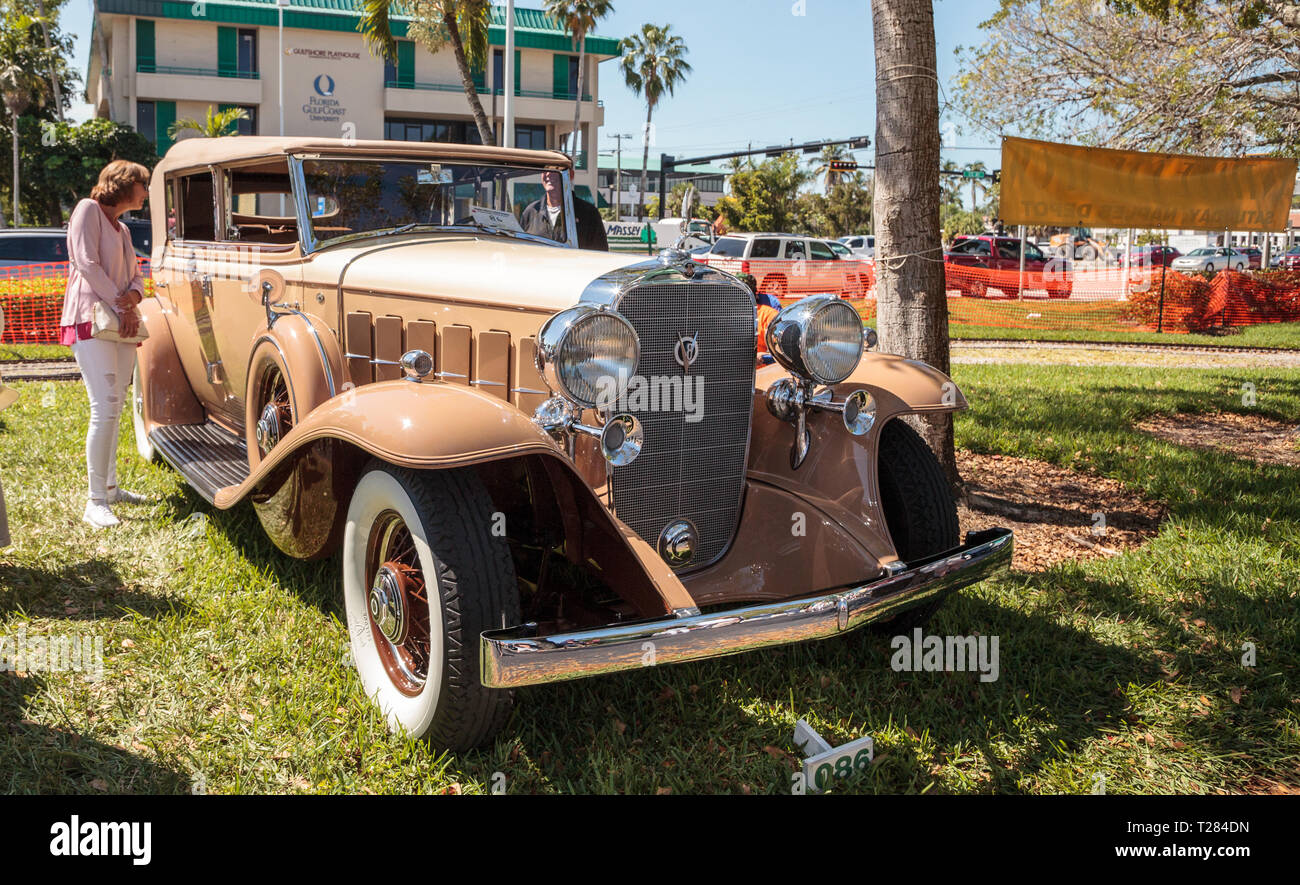 Naples, Florida, USA - März 23,2019: Tan 1932 Cadillac auf der 32. jährlichen Neapel Depot Classic Car Show in Naples, Florida. Nur redaktionell. Stockfoto