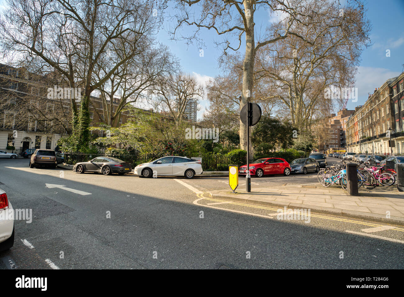 Connaught Dorf - Einzelhandel Luxus Hyde Park Estate Viertel an einem sonnigen Tag in London, Vereinigtes Königreich Stockfoto