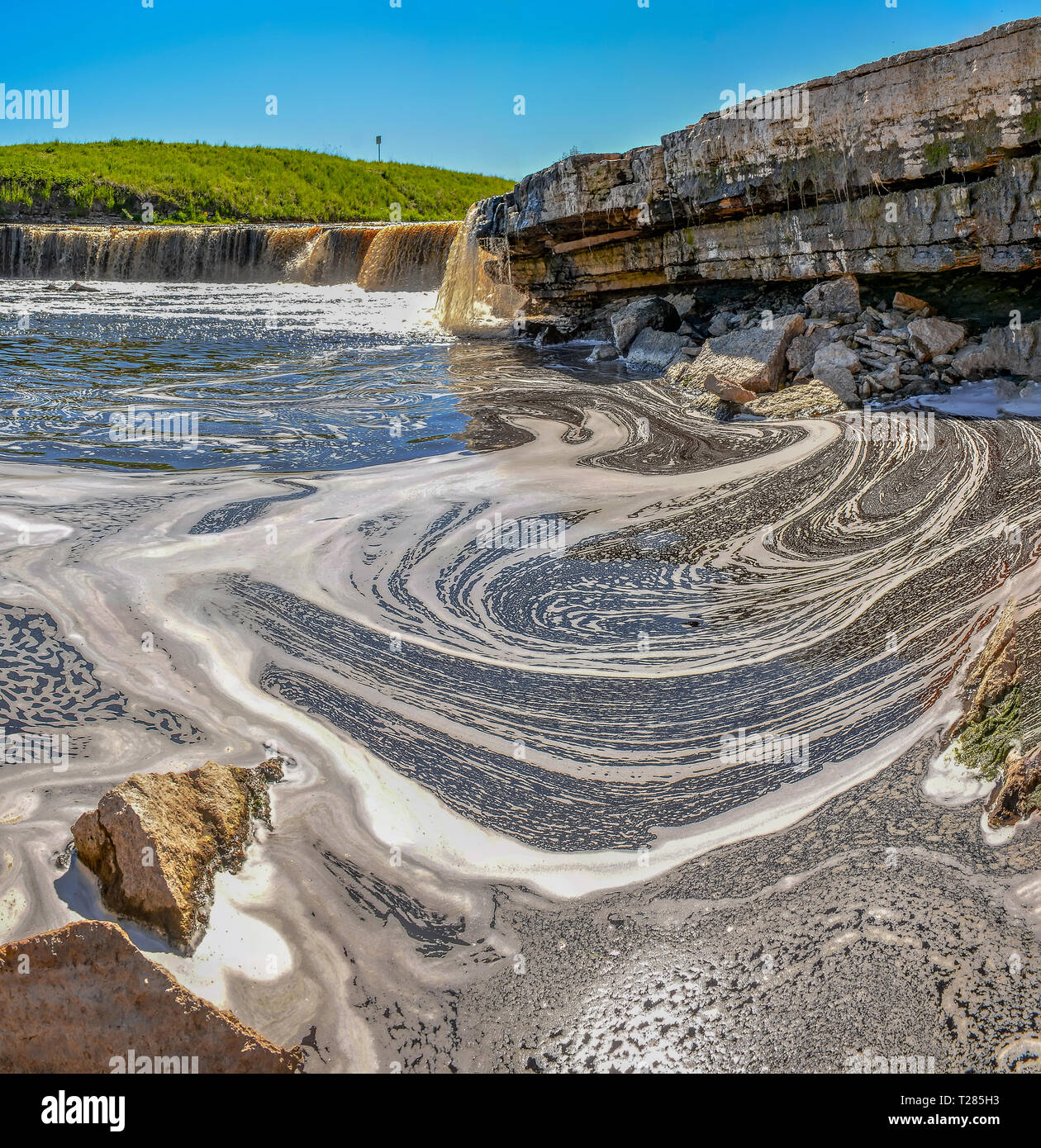 Tosno Wasserfall, der größte Wasserfall Europas - ungefähr 30 Meter breit  und mehr als 2 Meter hoch Stockfotografie - Alamy