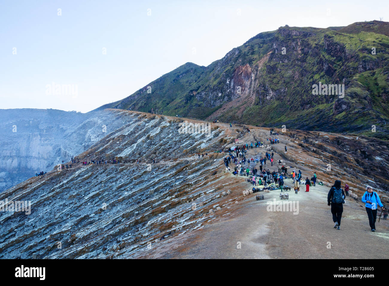 Blick auf den Kawah Ijen vulkanischen Krater mit einer Menge von Touristen und Schwefel bergleute am Rand. Java, Indonesien Stockfoto