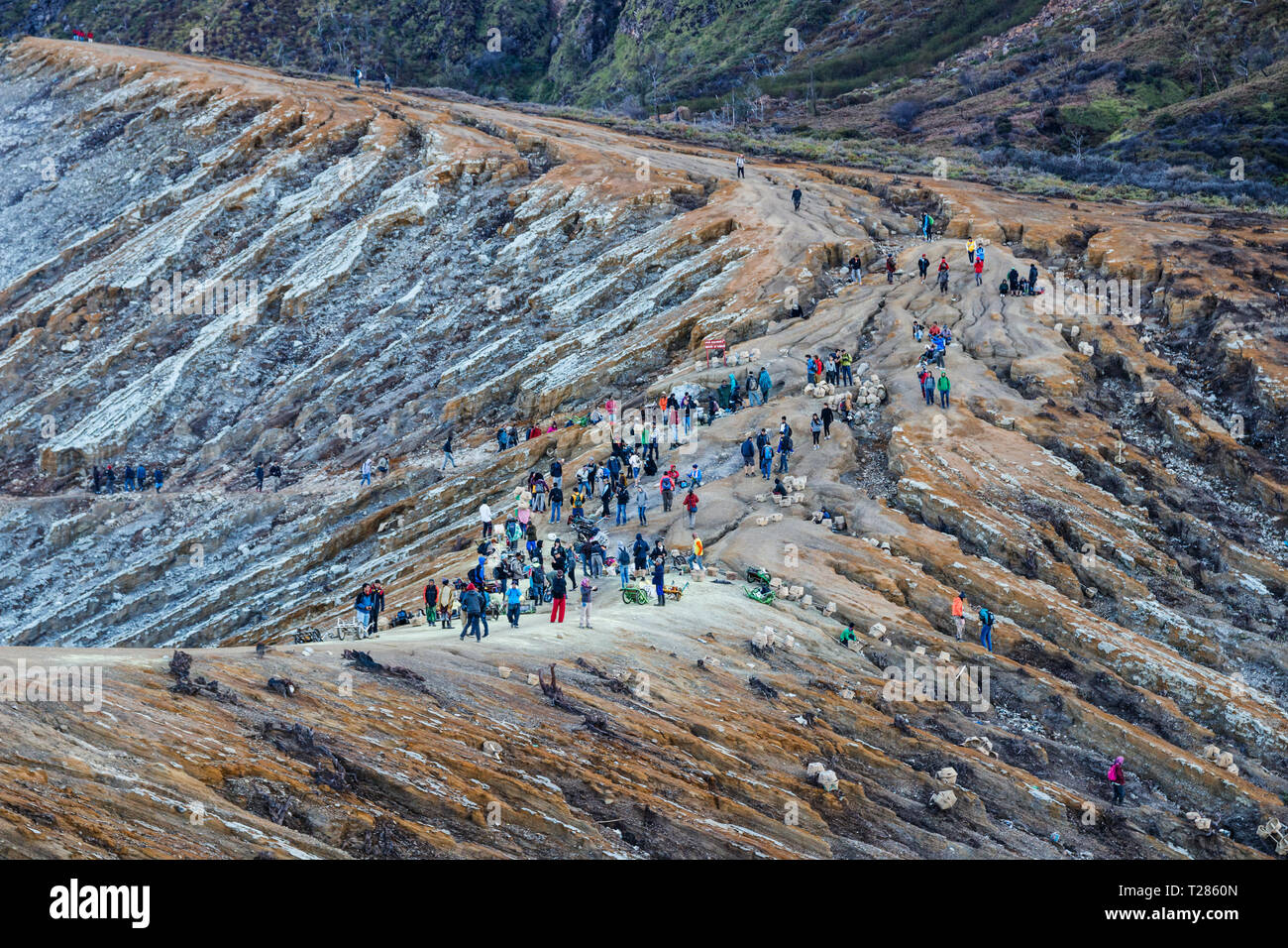 Blick auf den Kawah Ijen vulkanischen Krater mit einer Menge von Touristen und Schwefel bergleute am Rand. Java, Indonesien. Stockfoto