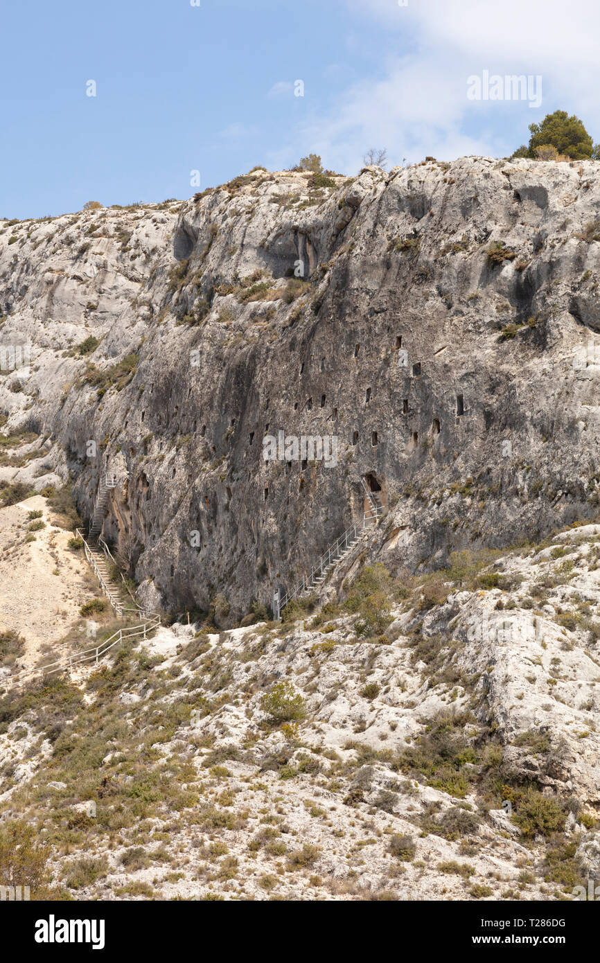 Höhlen gegraben, der in den Berg Rock von alten muslimischen Siedlern Essen in Bocairent, Spanien zu speichern Stockfoto