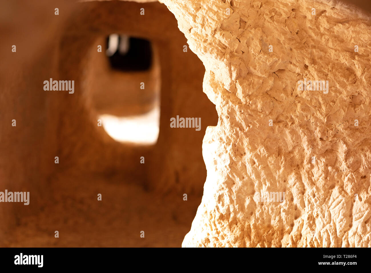 Höhlen gegraben, der in den Berg Rock von alten muslimischen Siedlern Essen in Bocairent, Spanien zu speichern Stockfoto