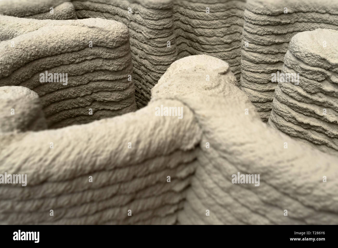 3D-Printing House Gebäude technik Bau autonome Konzept stören. Nahaufnahme auf Kalk- oder Betonwänden Layer. Stockfoto