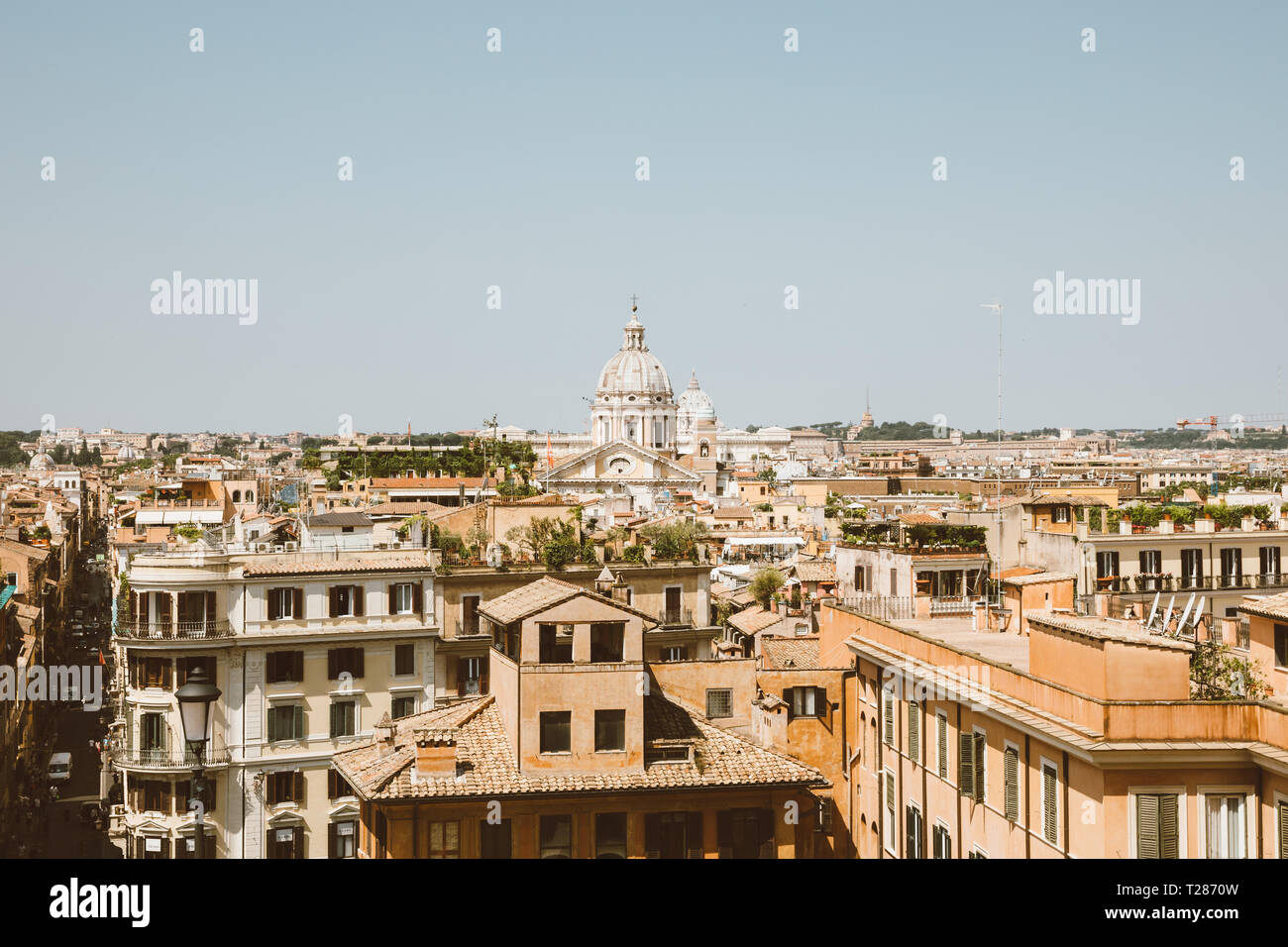 Panoramablick auf die Stadt Rom mit alten Häusern, von der Spanischen Treppe entfernt. Sommer Sonne und blauer Himmel Stockfoto