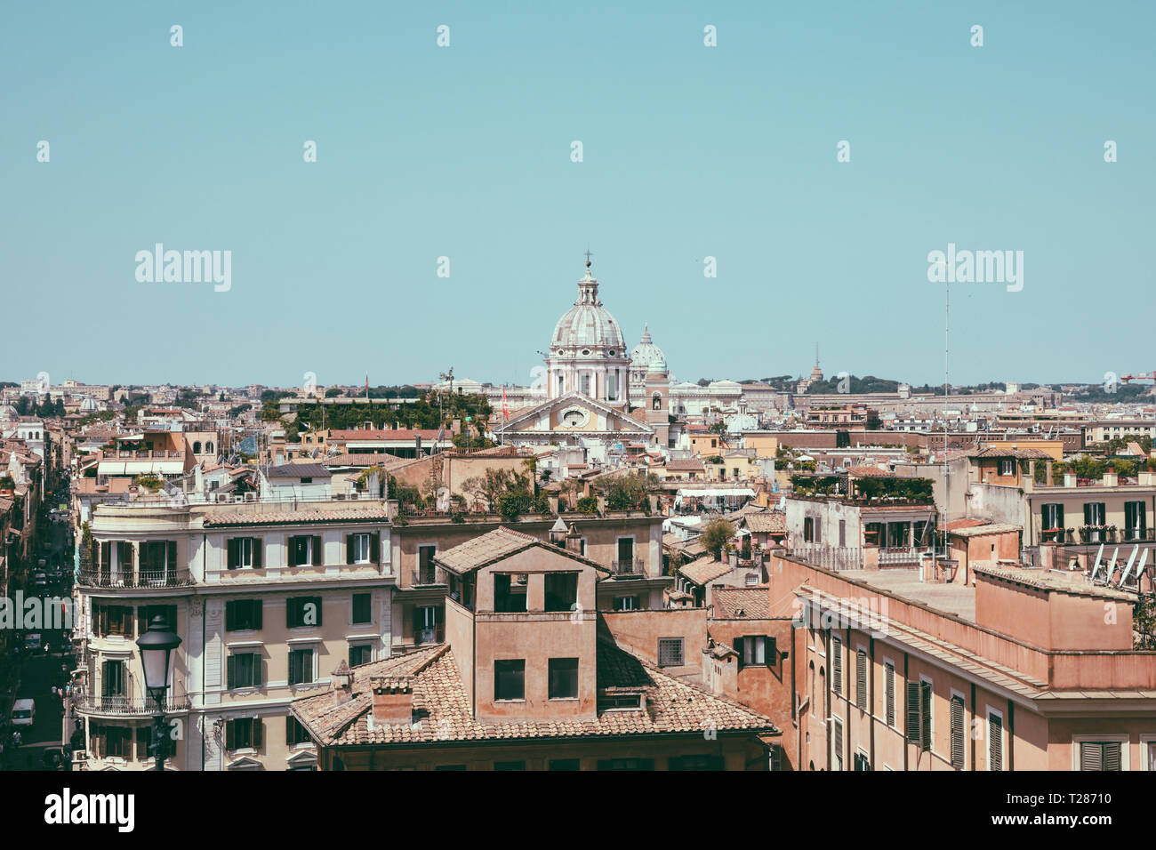 Panoramablick auf die Stadt Rom mit alten Häusern, von der Spanischen Treppe entfernt. Sommer Sonne und blauer Himmel Stockfoto
