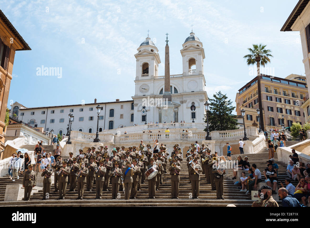 Rom, Italien, 21. Juni 2018: Blick auf die Spanische Treppe auf der Piazza di Spagna in Rom. Das Orchester spielt auf die Schritte und die Menschen in der Nähe von Rest Stockfoto