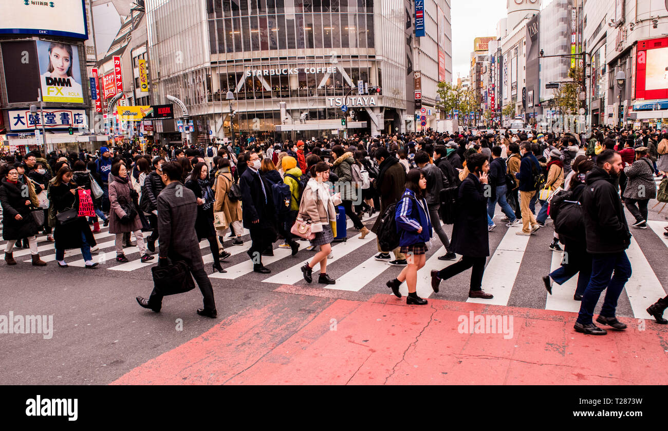 Masse der Leute, wandern in verschiedenen Richtungen, die Shibuya Crossing Crossing, Tokio, Japan Stockfoto