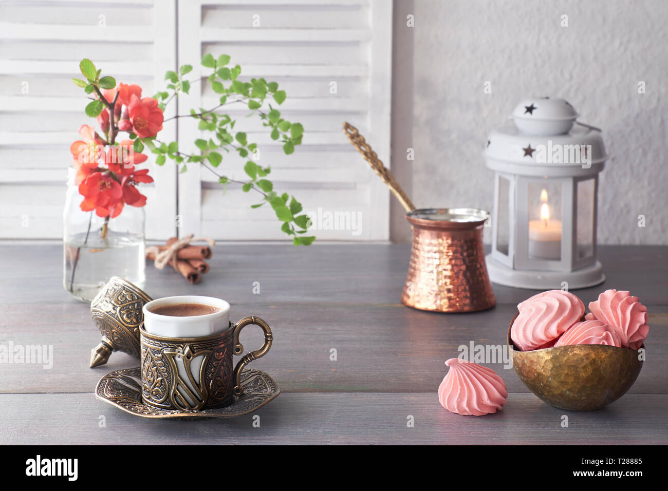 Orientalischen Kaffee in traditionellen türkischen Kupfer Kaffee Topf gekocht und in eine passende Schale serviert. Stockfoto