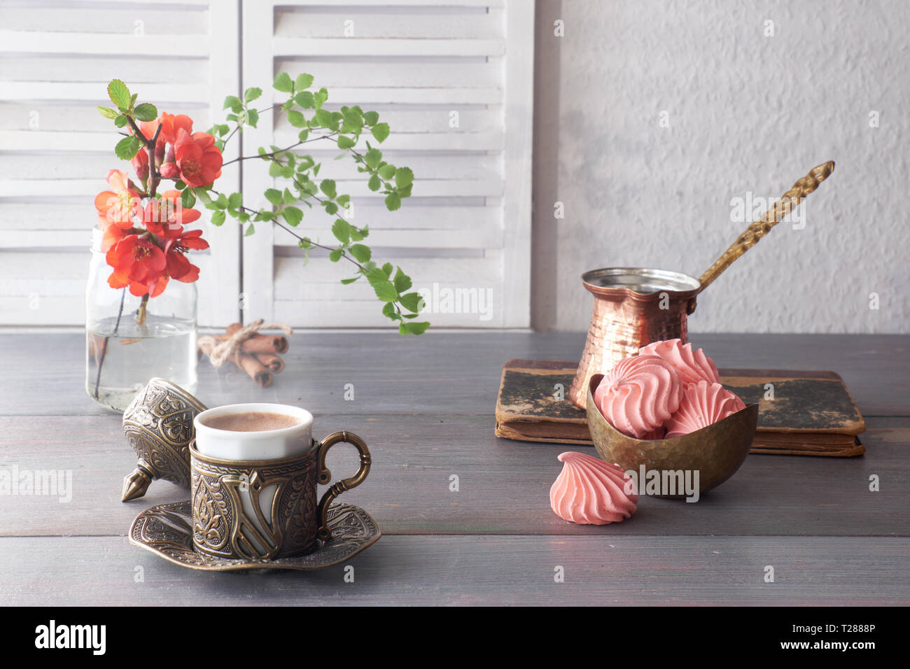 Orientalischen Kaffee in traditionellen türkischen Kupfer Kaffee Topf gekocht und in eine passende Schale serviert. Stockfoto