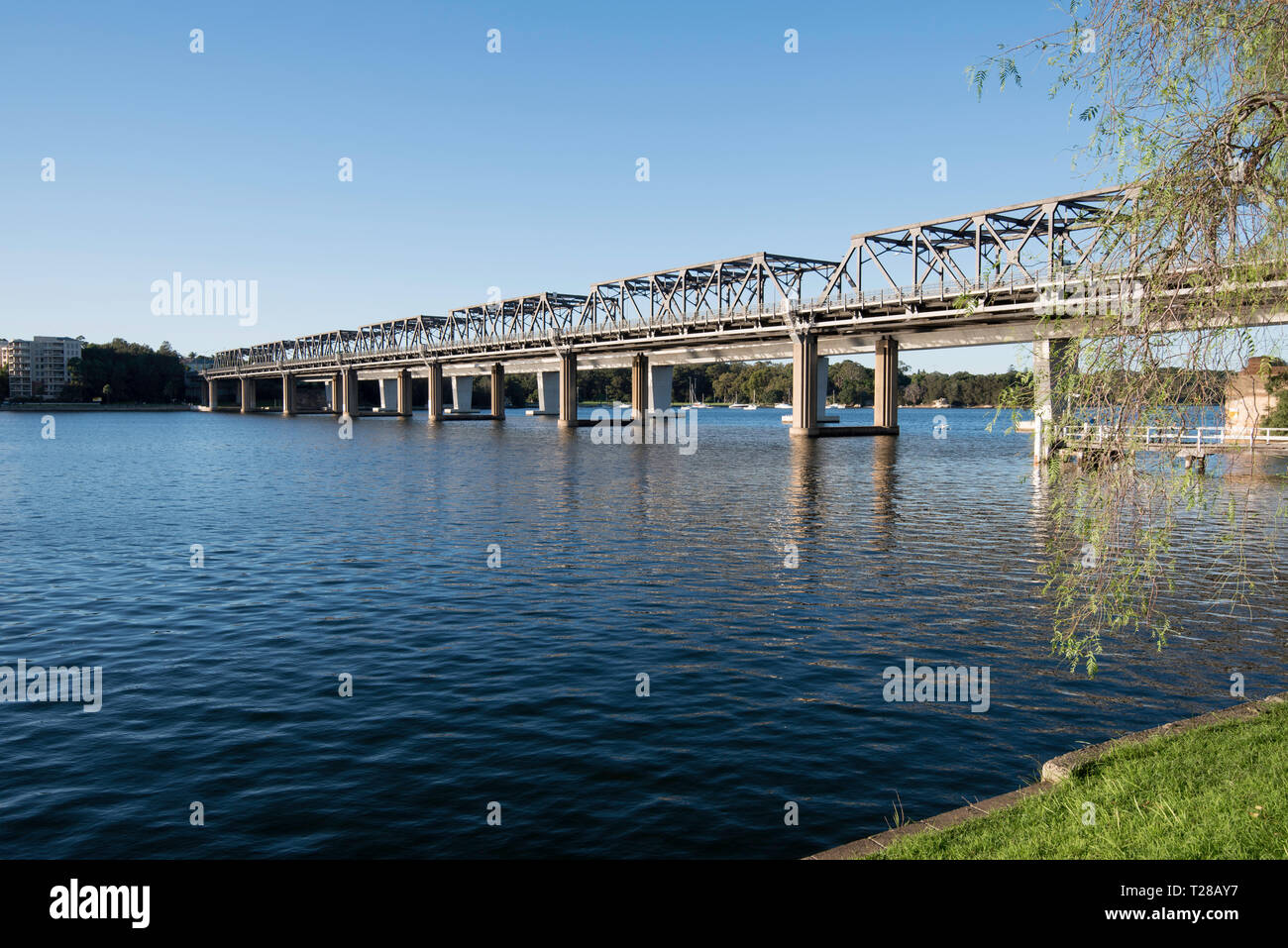 Die Iron Cove Brücke, die verbindet die Stadtteile von Sydney Drummoyne und Rozelle, über den oberen erreicht den Hafen von Sydney. Stockfoto