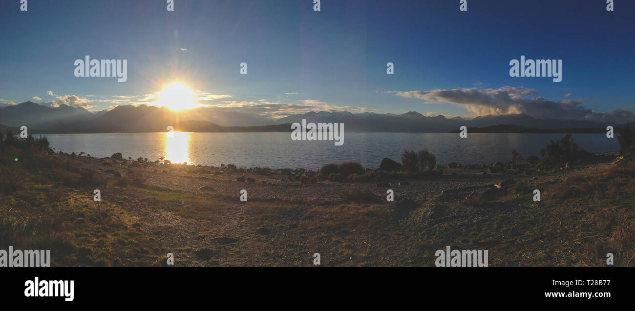 Sonnenuntergang am Lake Manapouri, Fiordland National Park, South Island, Neuseeland Stockfoto