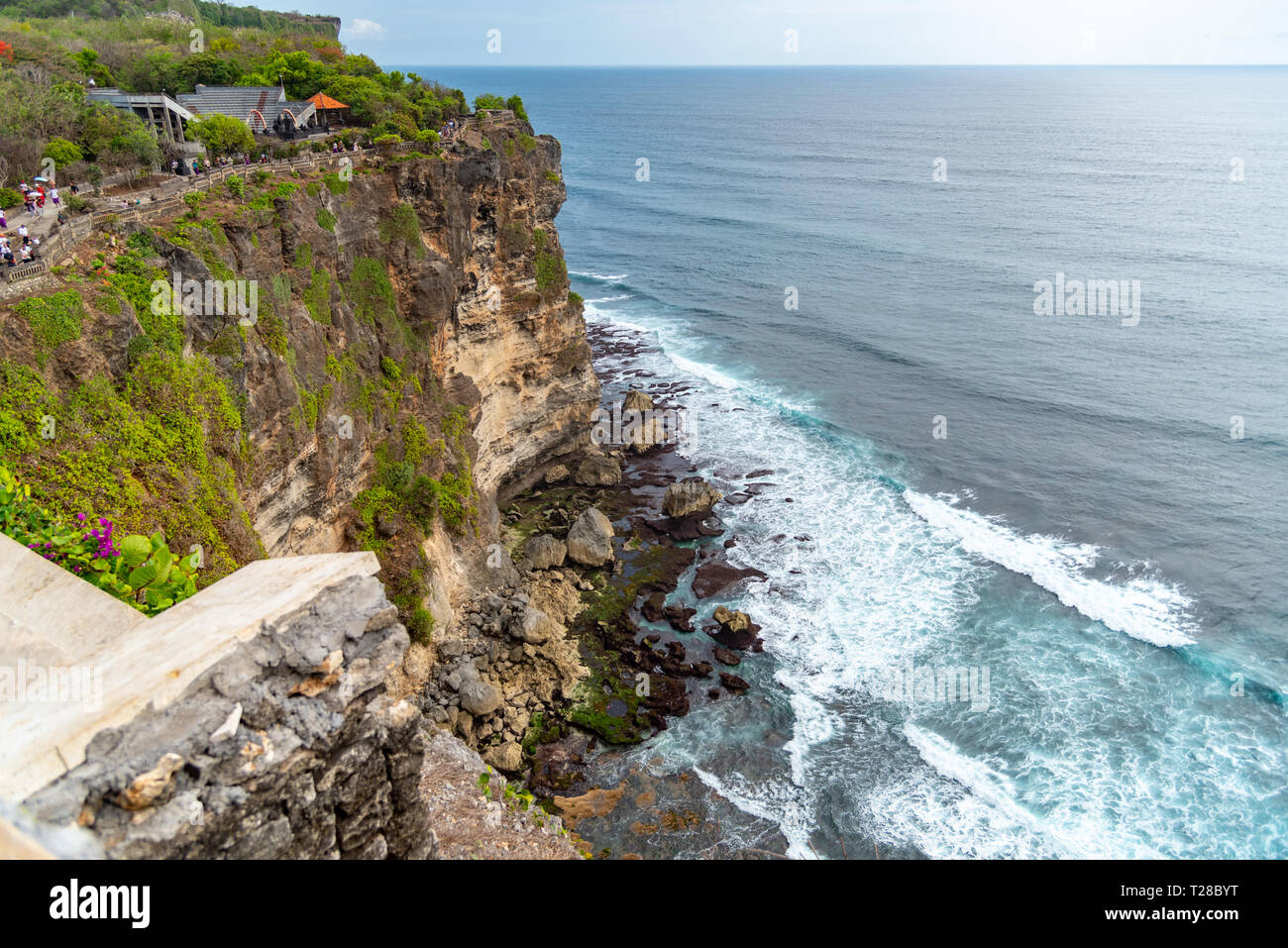 Uluwatu Tempel Cliff konfrontiert, zerklüftete Küste Uluwatu, Bali/Indonesien - 11/07/2018 Stockfoto