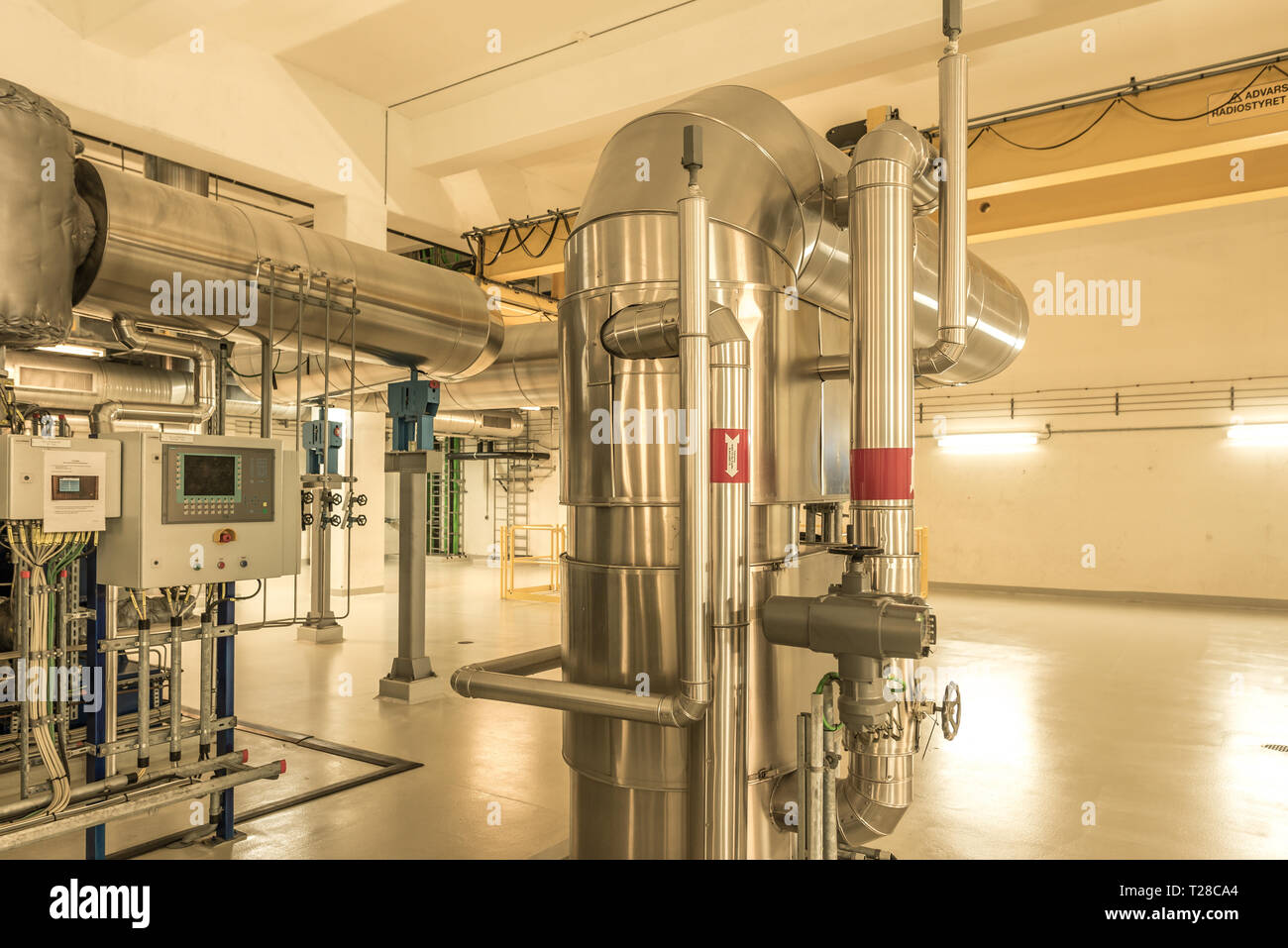 Glänzende Stahlrohre innerhalb des Roskilde Pflanze, ein Wärmekraftwerk in Dänemark, 21. März 2019 Stockfoto Glänzende Stahlrohre innerhalb des Roskilde Pflanze, ein Wärmekraftwerk in Dänemark, 21. März 2019 Stockfoto