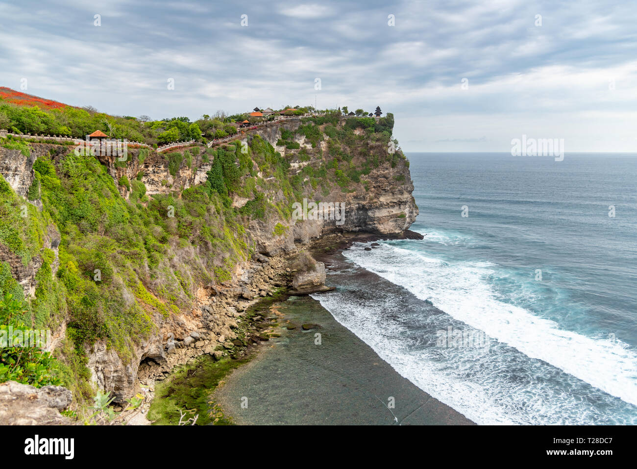 Uluwatu Tempel Cliff konfrontiert, zerklüftete Küste Uluwatu, Bali/Indonesien - 11/07/2018 Stockfoto