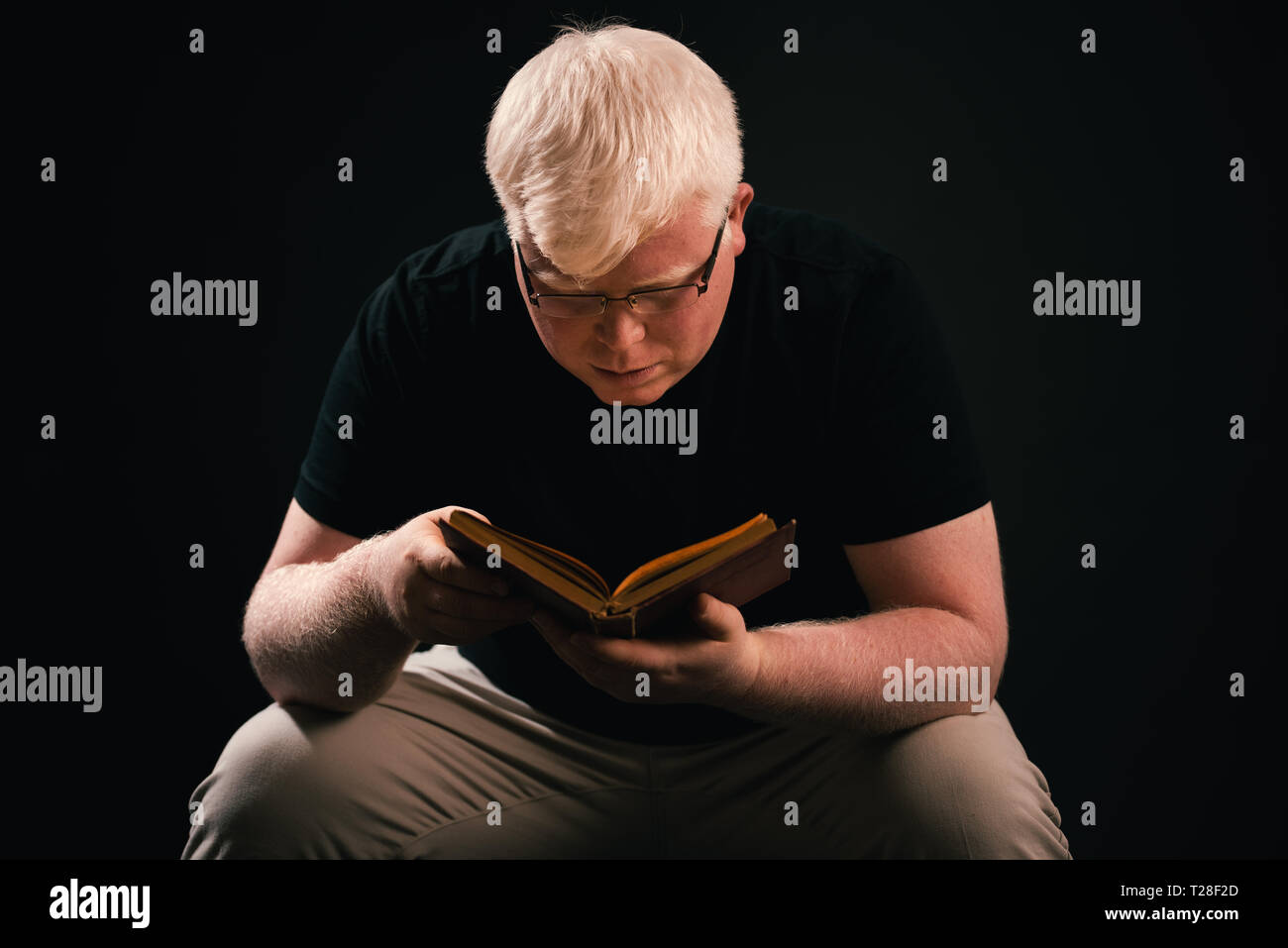 Mann mit offenen Buch in den Händen. Literatur, Wissen, Konzept lesen Stockfoto