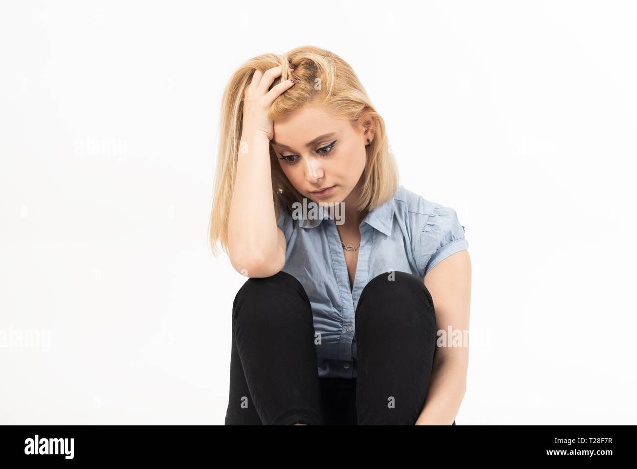 Traurig und Depression junge blonde Frau isoliert auf Weiss. Stockfoto