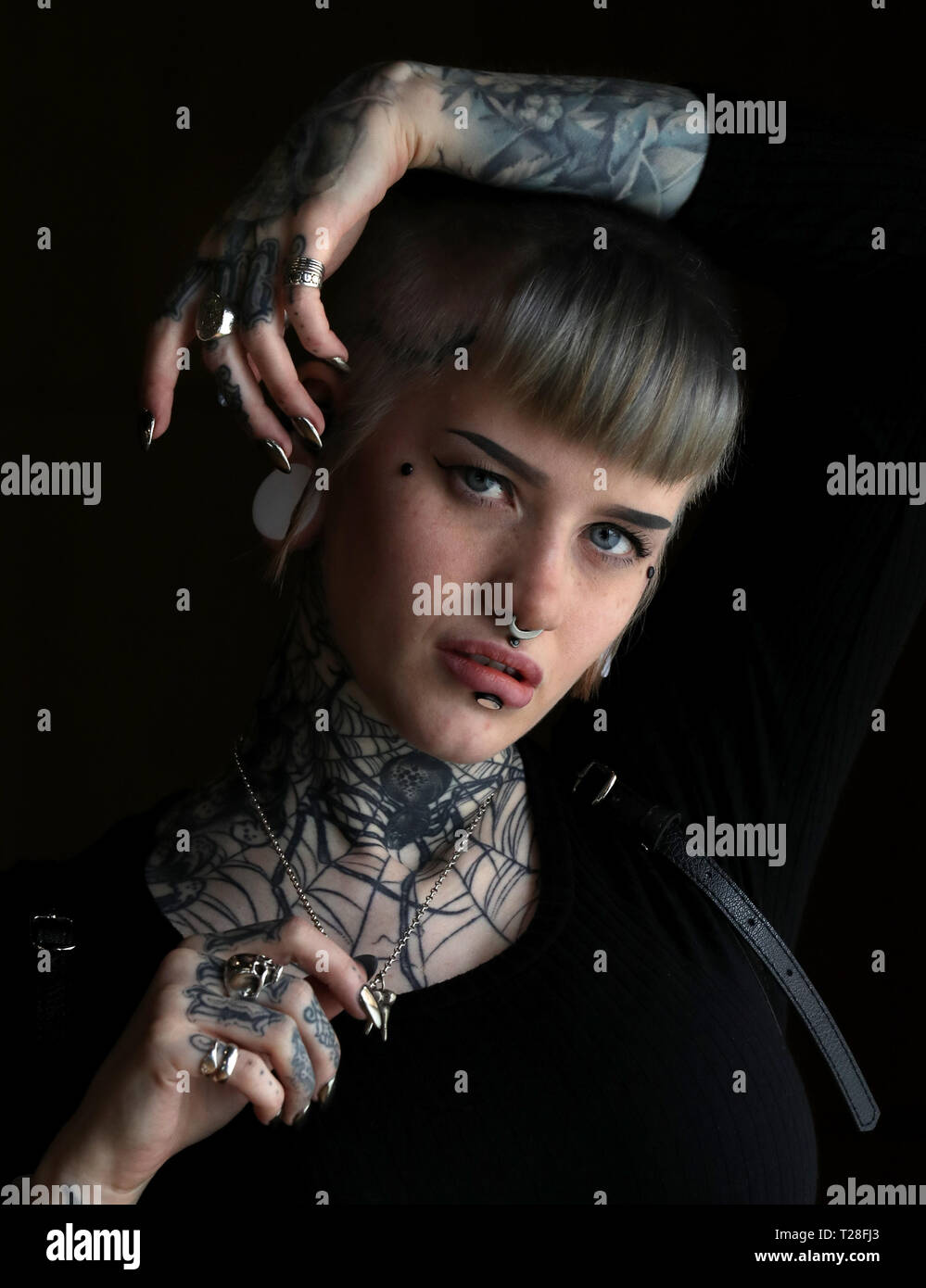 Lauren Stephens von Newcastle zeigt ihre Tattoos im Scottish Tattoo Convention am Corn Exchange in Edinburgh, die rund 200 100 Tattoo Künstler bietet. Stockfoto