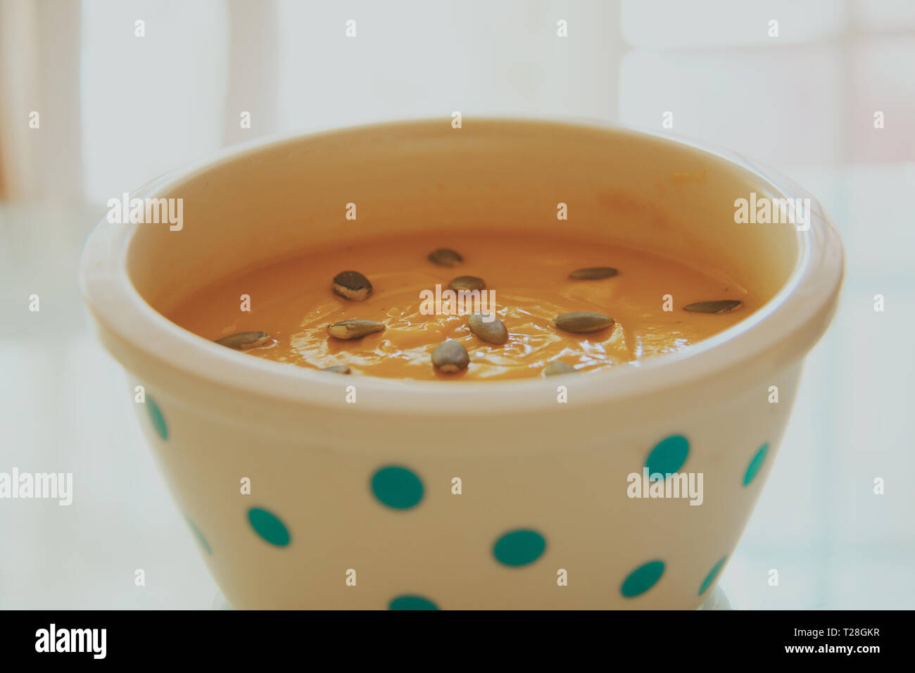 Kürbispüree dekoriert mit ihren Samen, ein gesundes und schmackhaftes Essen für Vegetarier und Veganer geeignet Stockfoto