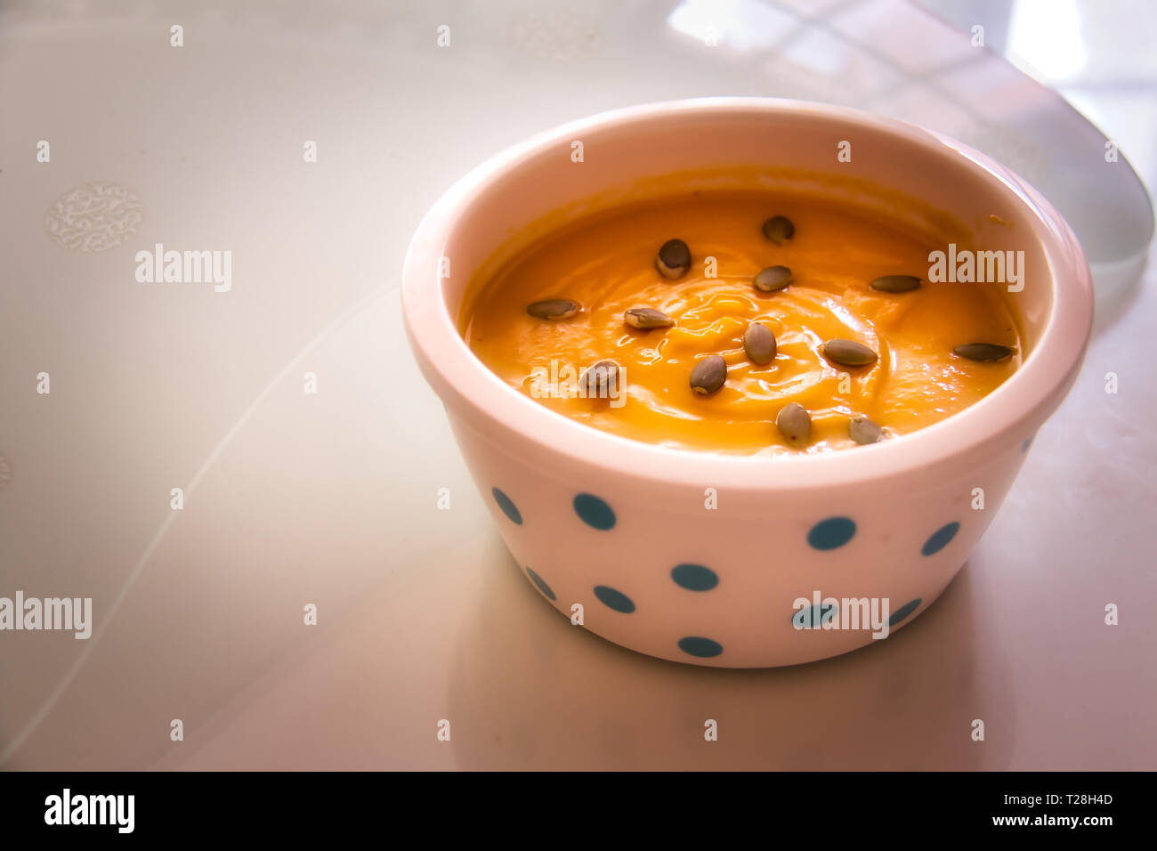 Kürbispüree dekoriert mit ihren Samen, ein gesundes und schmackhaftes Essen für Vegetarier und Veganer geeignet Stockfoto