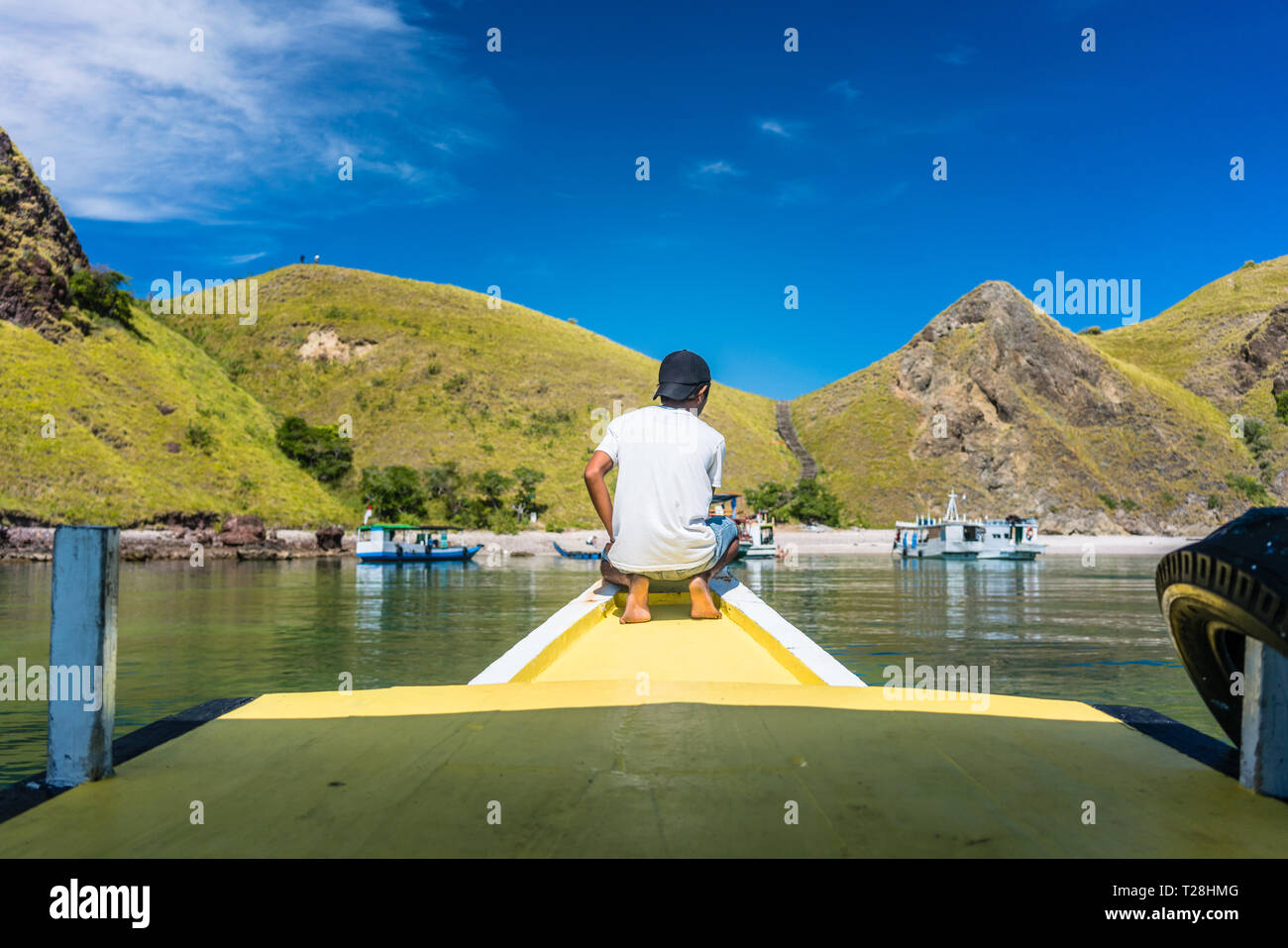 Junger Mann genießen Sie die Ruhe der Insel Padar in den Sommerferien Stockfoto