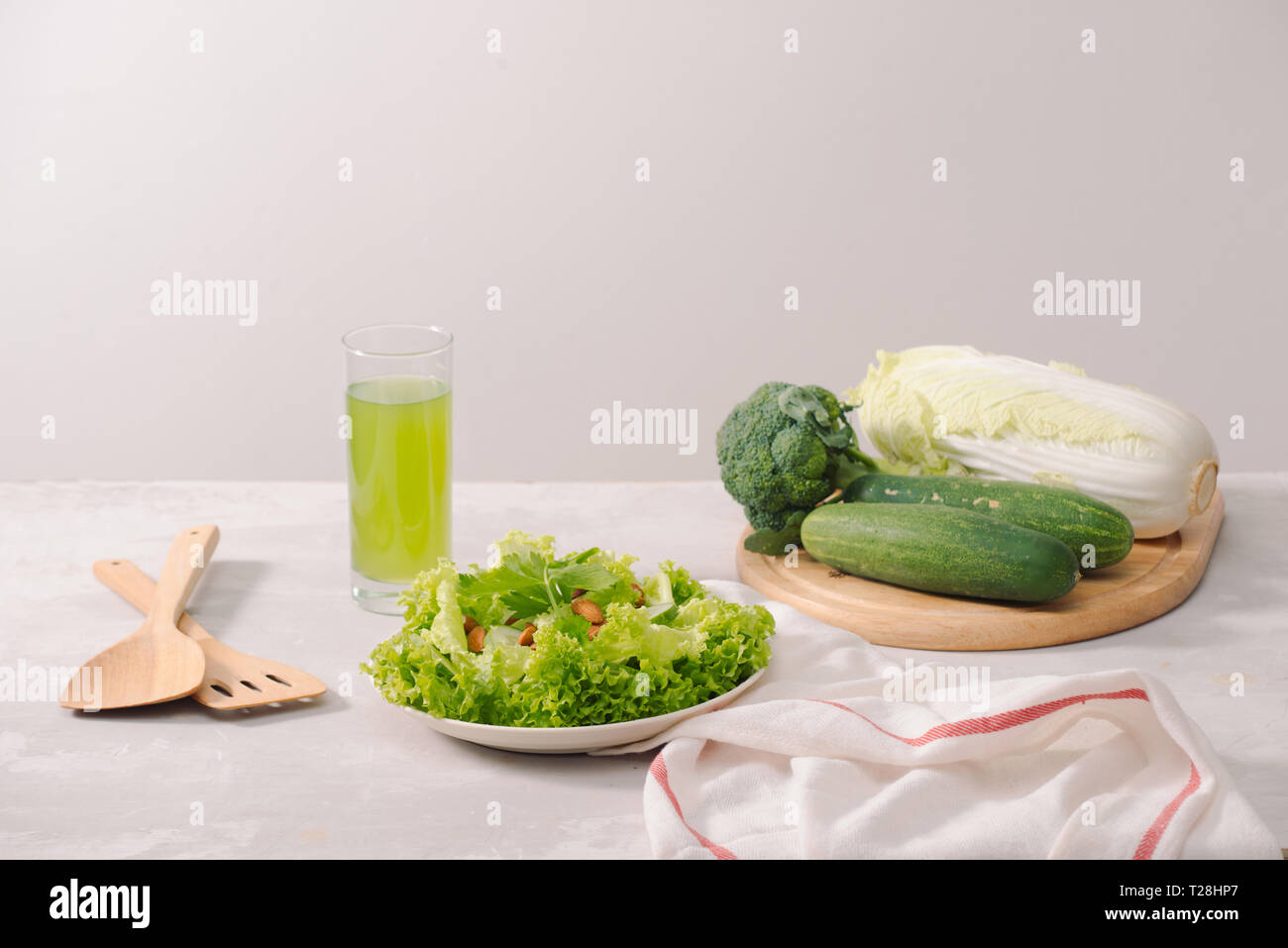 Verschiedene grüne Bio salat Zutaten auf weißem Hintergrund. Gesunder Lebensstil oder detox Diät Lebensmittel Konzept Stockfoto