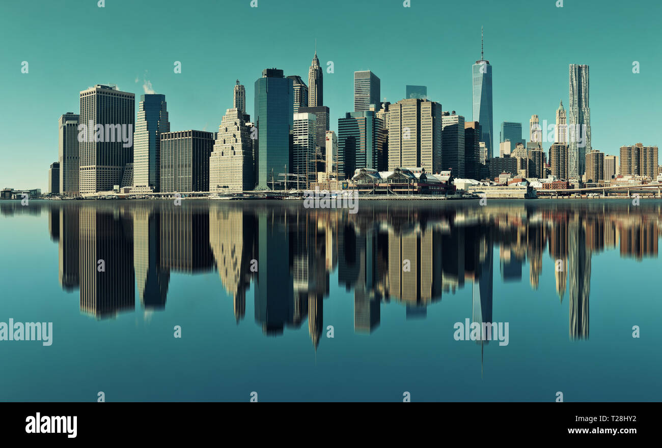 Manhattan Bankenviertel mit Wolkenkratzern über East River mit Reflexion. Stockfoto