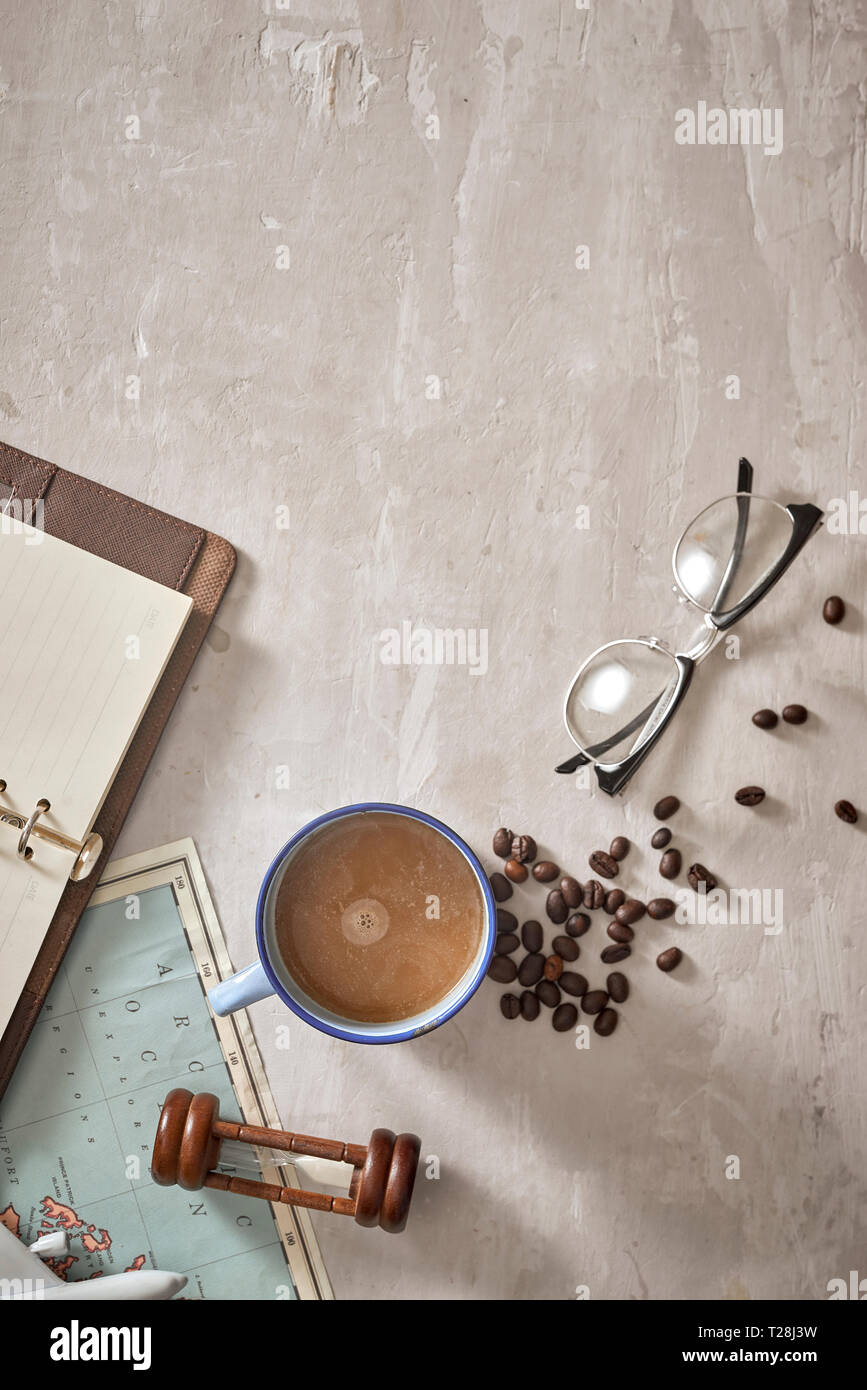 Leere weiße Fläche im Notebook, wo Sie Ihre Text- oder Werbung platzieren können. Tasse Kaffee, Flugzeug, Lupen und Brillen auf der Karte. Roma Stockfoto