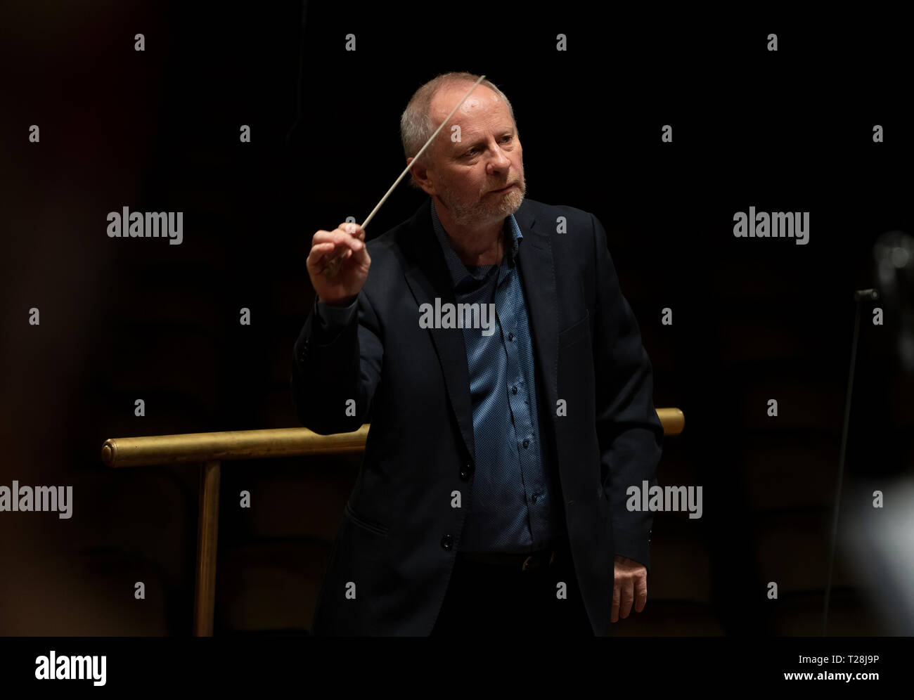 Laszlo Kovacs Dirigent led ELTE Orchester und Chor der Hochschule für Musik in Budapest, Ungarn - 23. März 2019 Stockfoto