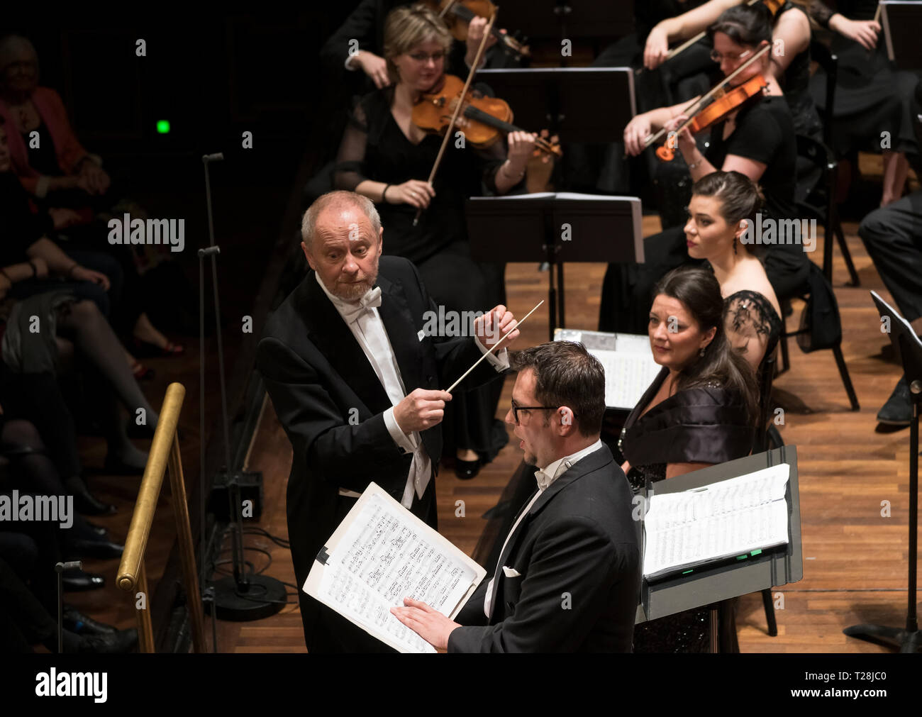 Laszlo Kovacs Dirigent led ELTE Orchester und Chor der Hochschule für Musik in Budapest, Ungarn - 23. März 2019 Stockfoto