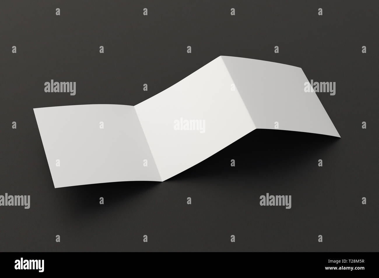 Leere quadratische Broschüre mit dreifacher Z-Falzung auf schwarzem Hintergrund mit Beschneidungspfad um die entfaltete Broschüre Stockfoto