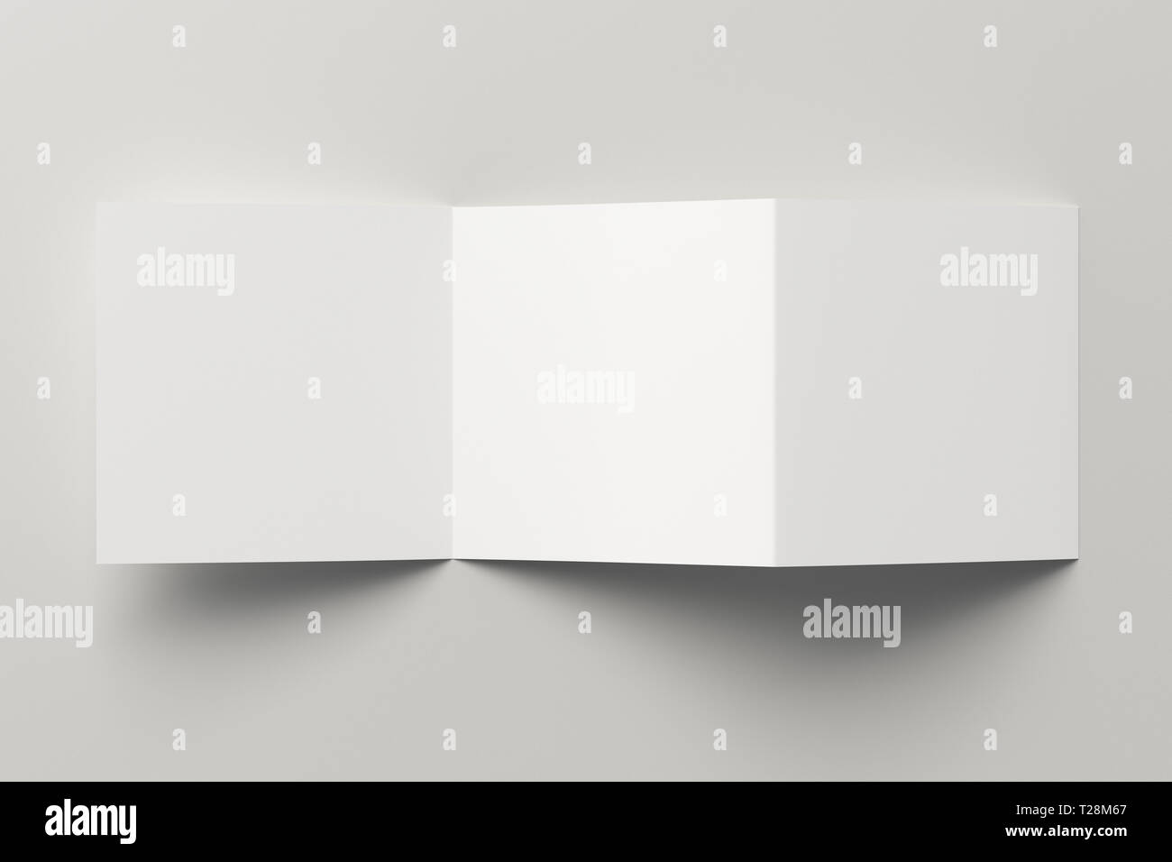 Leere quadratische Broschüre mit dreifacher Z-Falzung auf weißem Hintergrund mit Beschneidungspfad um die entfaltete Broschüre Stockfoto