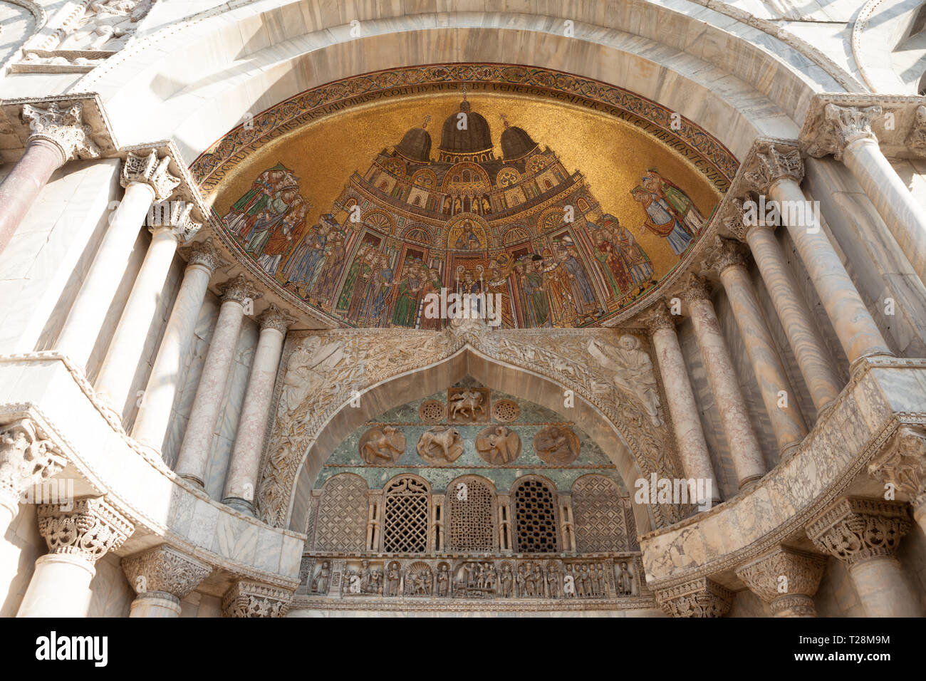 Venedig, Italien, 05. Februar 2019: Mosaik der Übersetzung des Körpers von St. Mark in seitliche Portal der Fassade. St. Markus Kathedrale (Basilica di San M Stockfoto