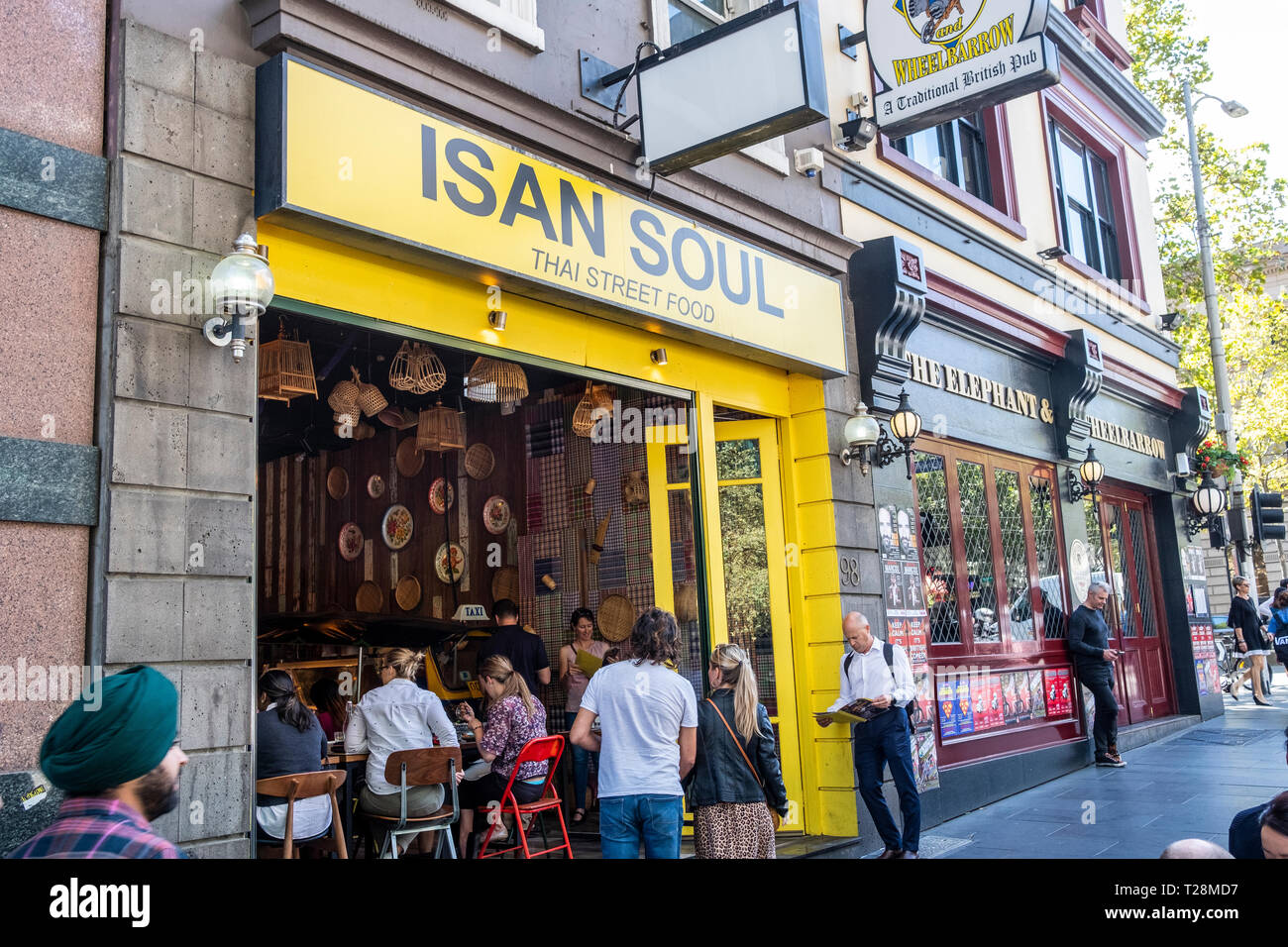 Thai Street Food Restaurant in der Innenstadt von Melbourne mit Menschen essen, Victoria, Australien Stockfoto