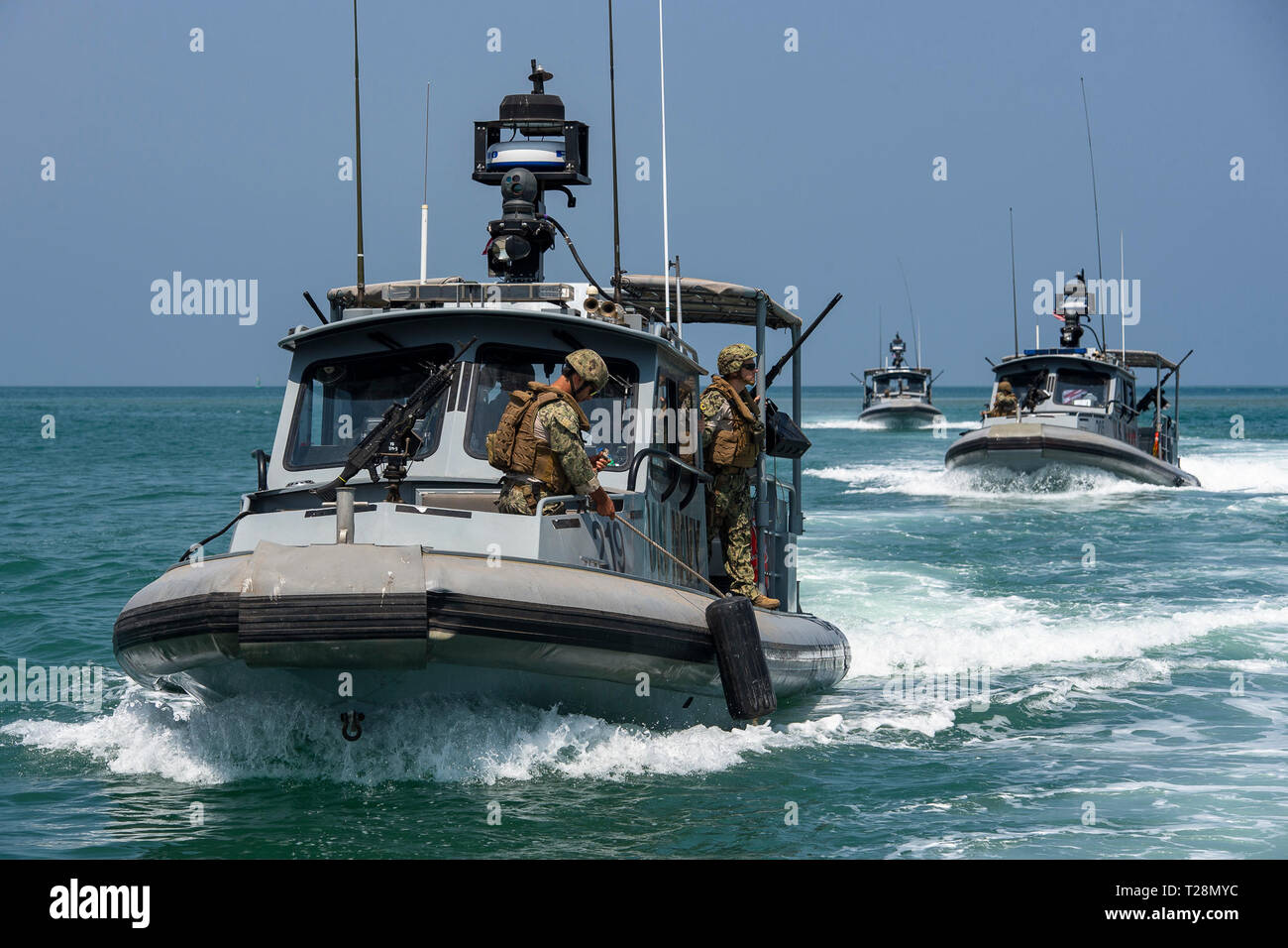 Dschibuti - U.S. Navy taktische Patrouillenboote, zu Befehl Task Group (CTG) 68,6 zugewiesen vom Camp Lemonnier, sorgen für Sicherheit an militärische Sealift Command flotte Auffüllung öler USNS Tippecanoe (T-AO-199), wie es der Hafen von Dschibuti, März 30, 2019 fährt. Camp Lemonnier ist eine Installation, die USA ermöglicht, Verbündeten und Partner nation Kräfte, wo und wann sie benötigt werden Sicherheit in Europa, Afrika und Südwestasien zu gewährleisten. (U.S. Marine Foto von Mass Communication Specialist 1. Klasse Shannon D. Barnwell) Stockfoto