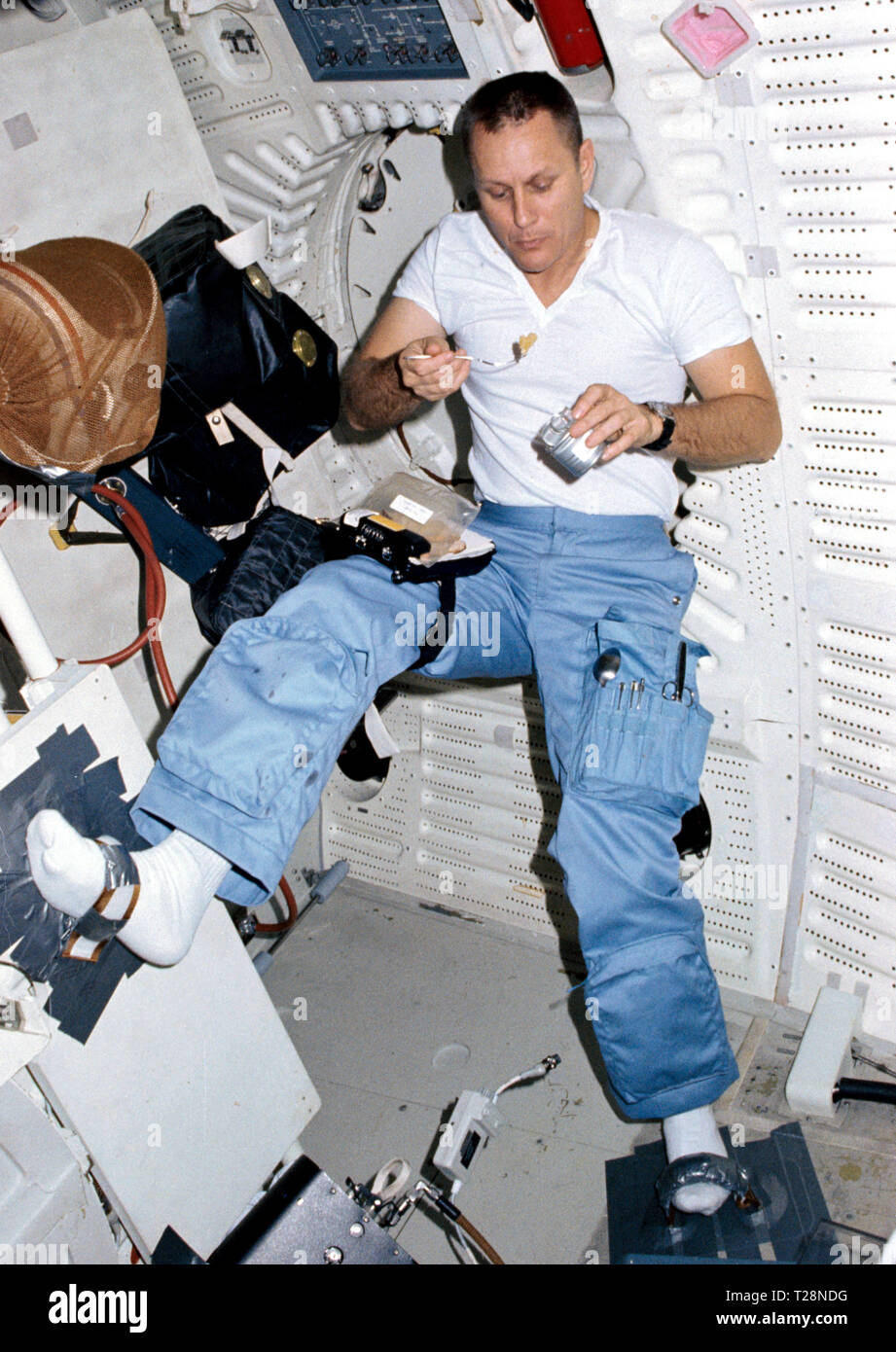 (13 November 1982) - - - Astronaut Robert F. Overmyer, STS-5 Pilot, genießt eine Mahlzeit von einer Jury - manipuliert - oben im middeck Bereich der Erde umkreisen von Space Shuttle Columbia. Stockfoto