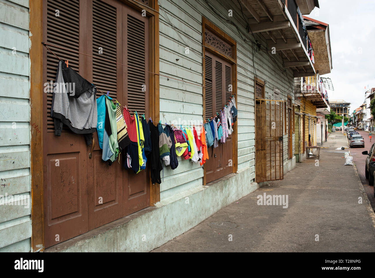 Kleidung trocknen auf einem Seil außerhalb des alten Wohnhauses. Casco Viejo (Casco Antiguo); die Altstadt von Panama City, Panama. Okt 2018 Stockfoto