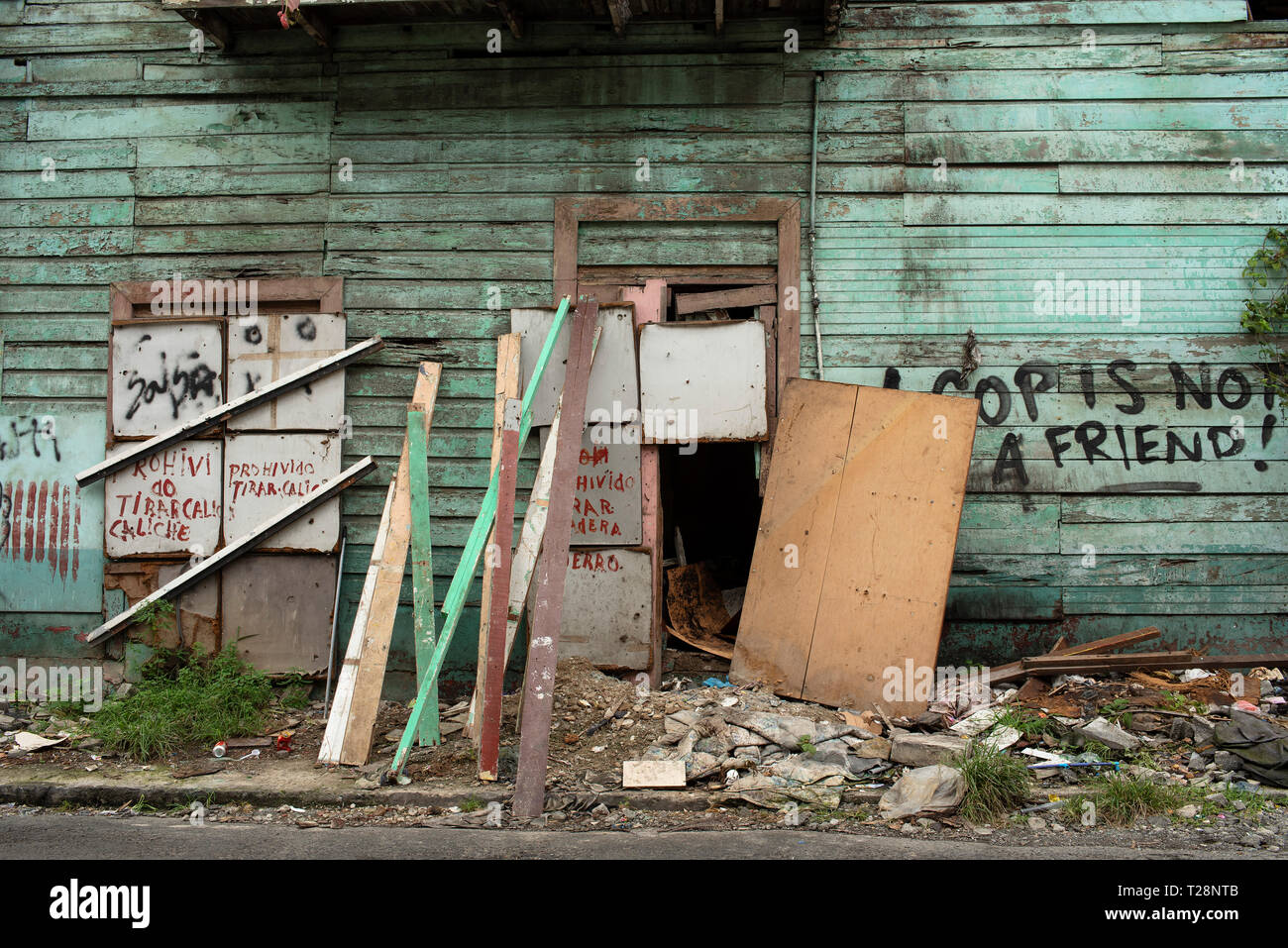 Heruntergekommene Fassade der noch bewohnten Wohnhaus mit Anti-Polizei Slogan. Casco Viejo, der Altstadt von Panama City, Panama. Okt 2018 Stockfoto