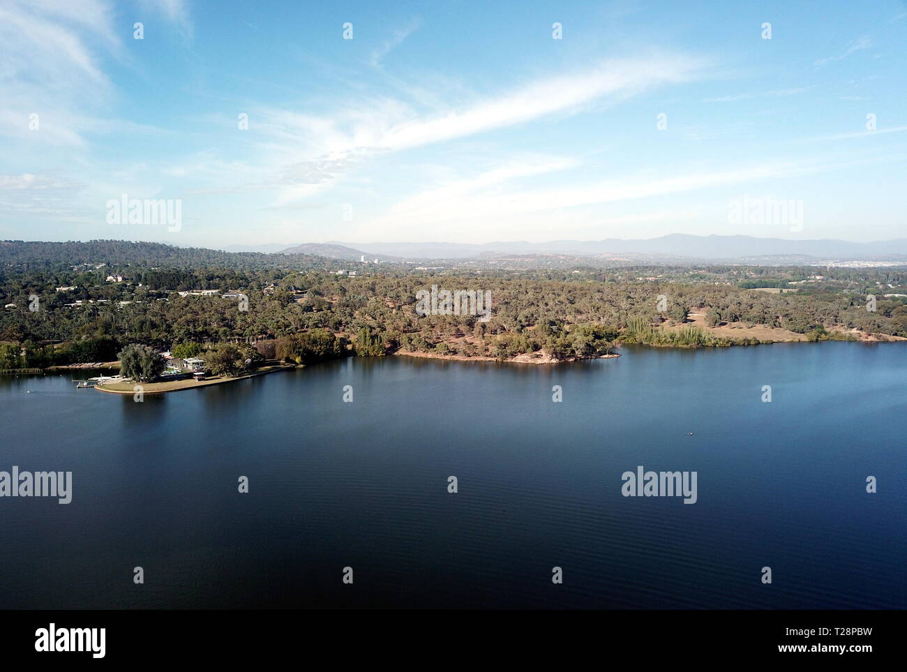 Panoramablick von Canberra (Australien) tagsüber, mit Lake Burley Griffin. Stockfoto